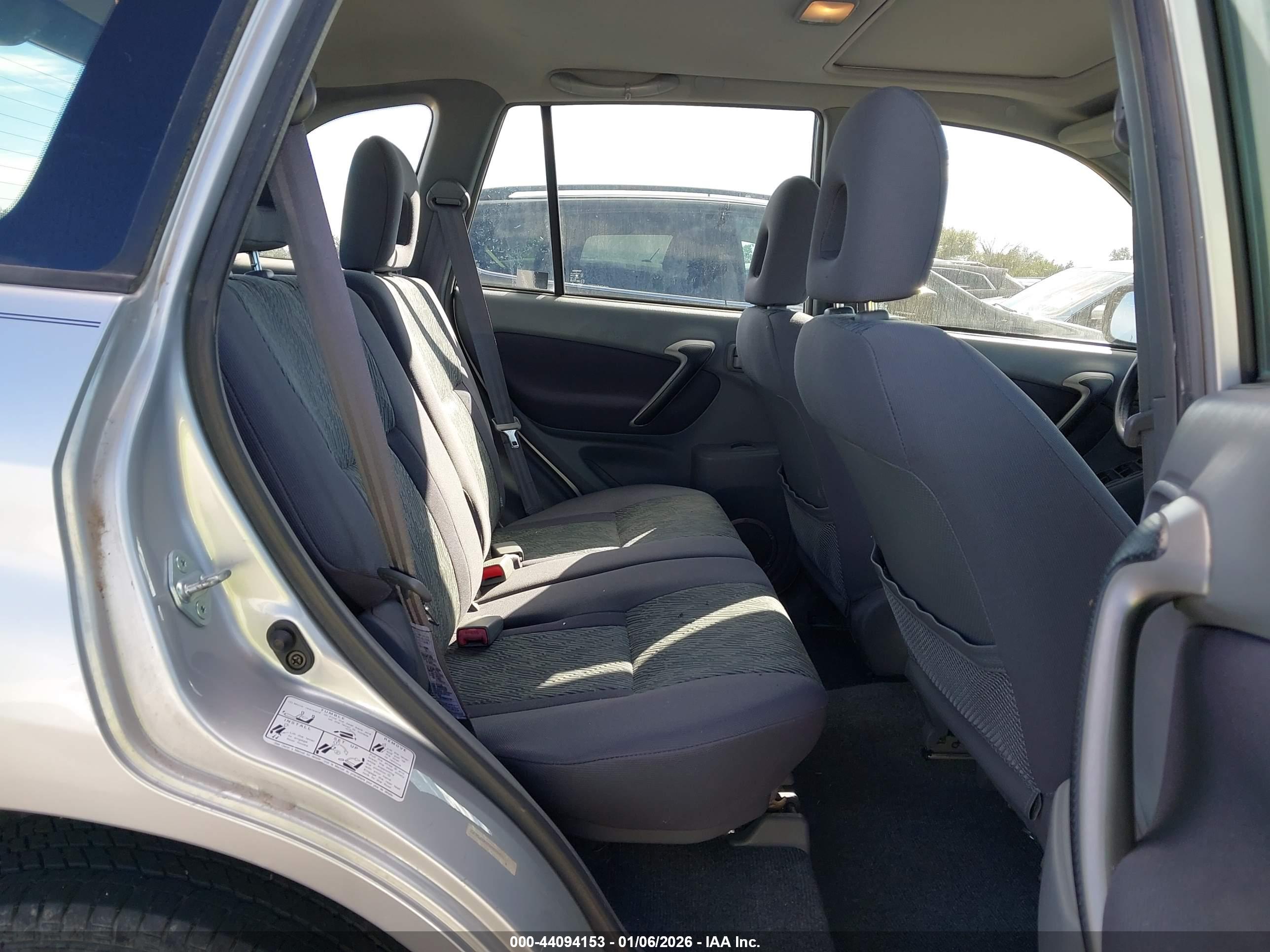 TOYOTA RAV4 image 8