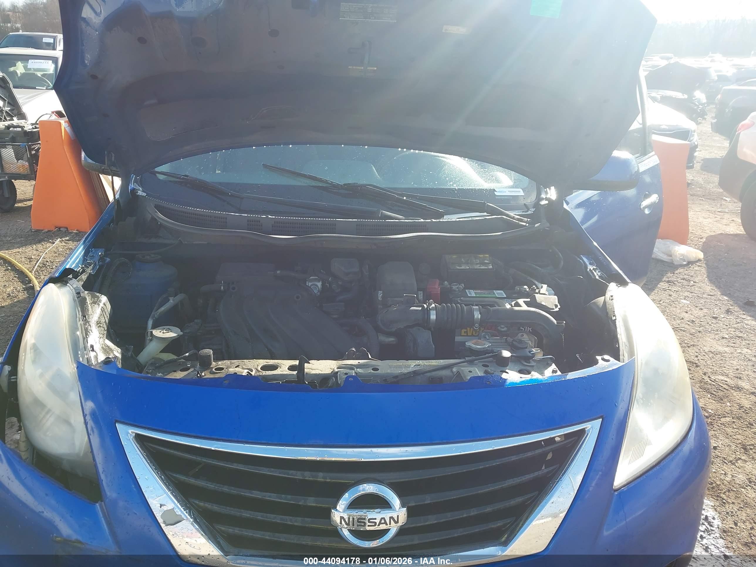 NISSAN VERSA image 10