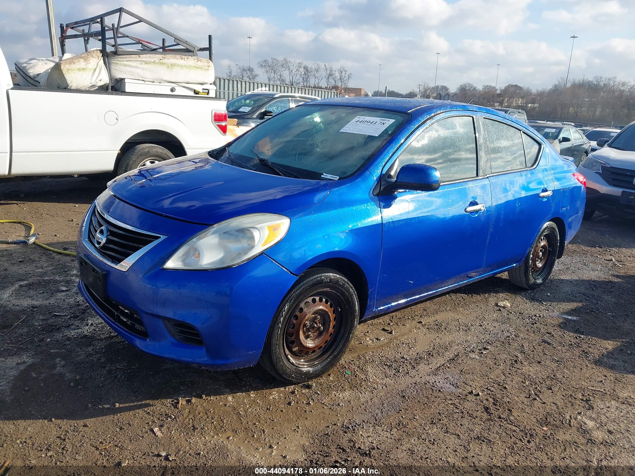NISSAN VERSA image 2