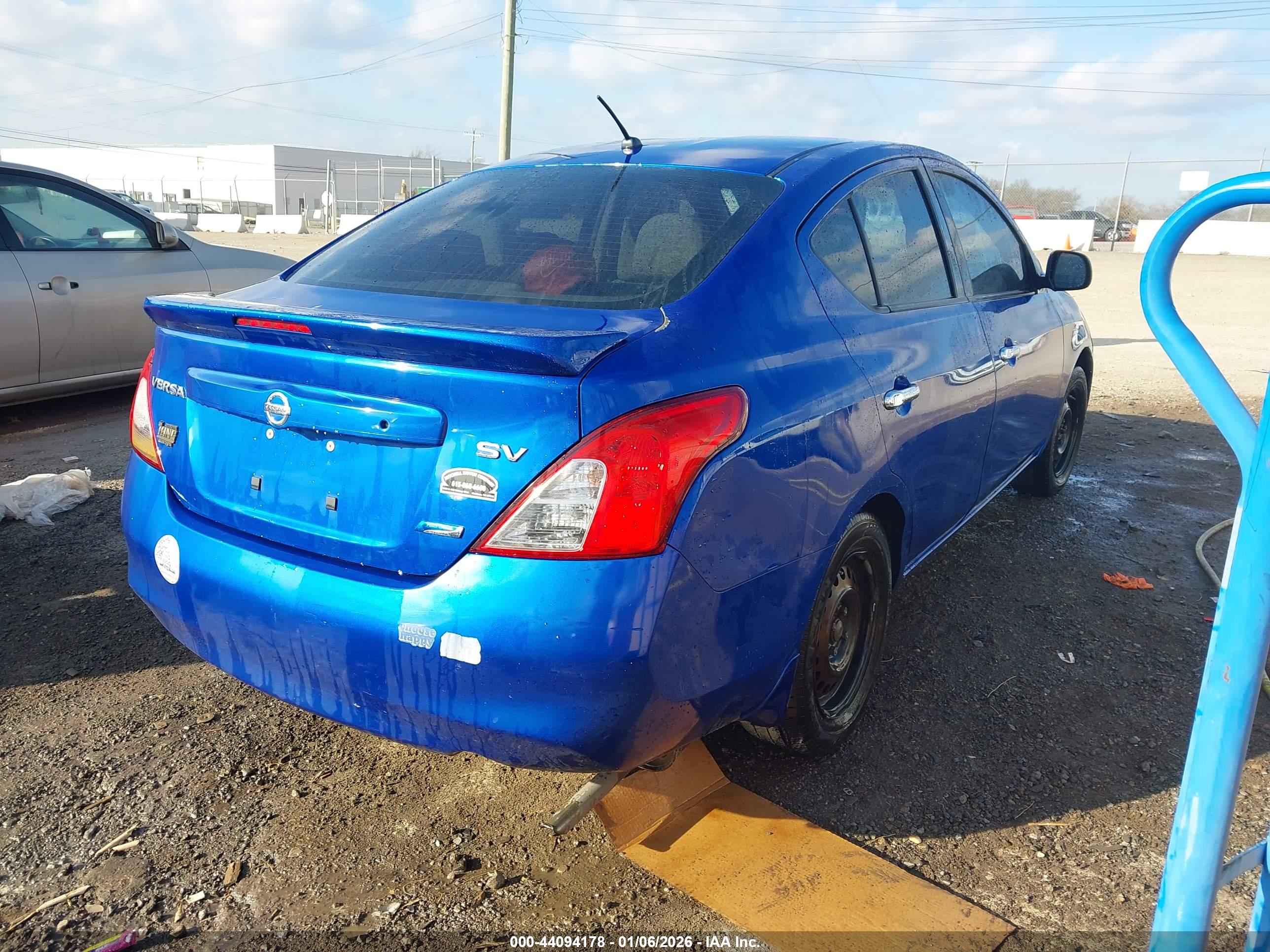 NISSAN VERSA image 4