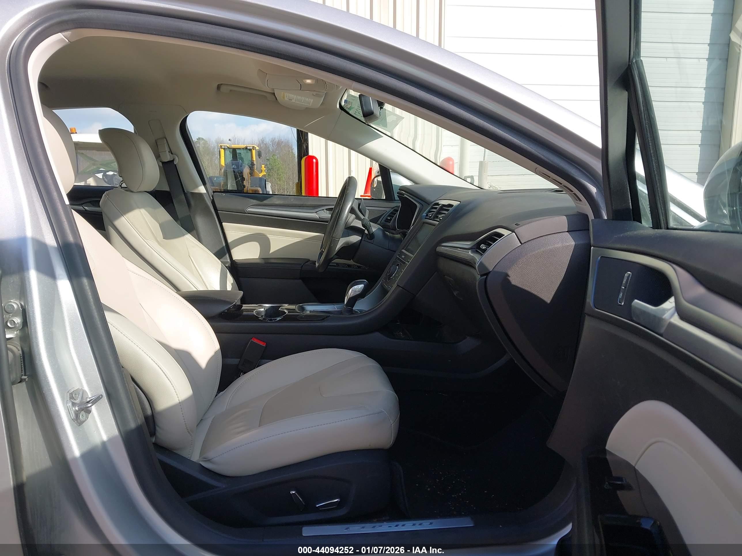 FORD FUSION image 5
