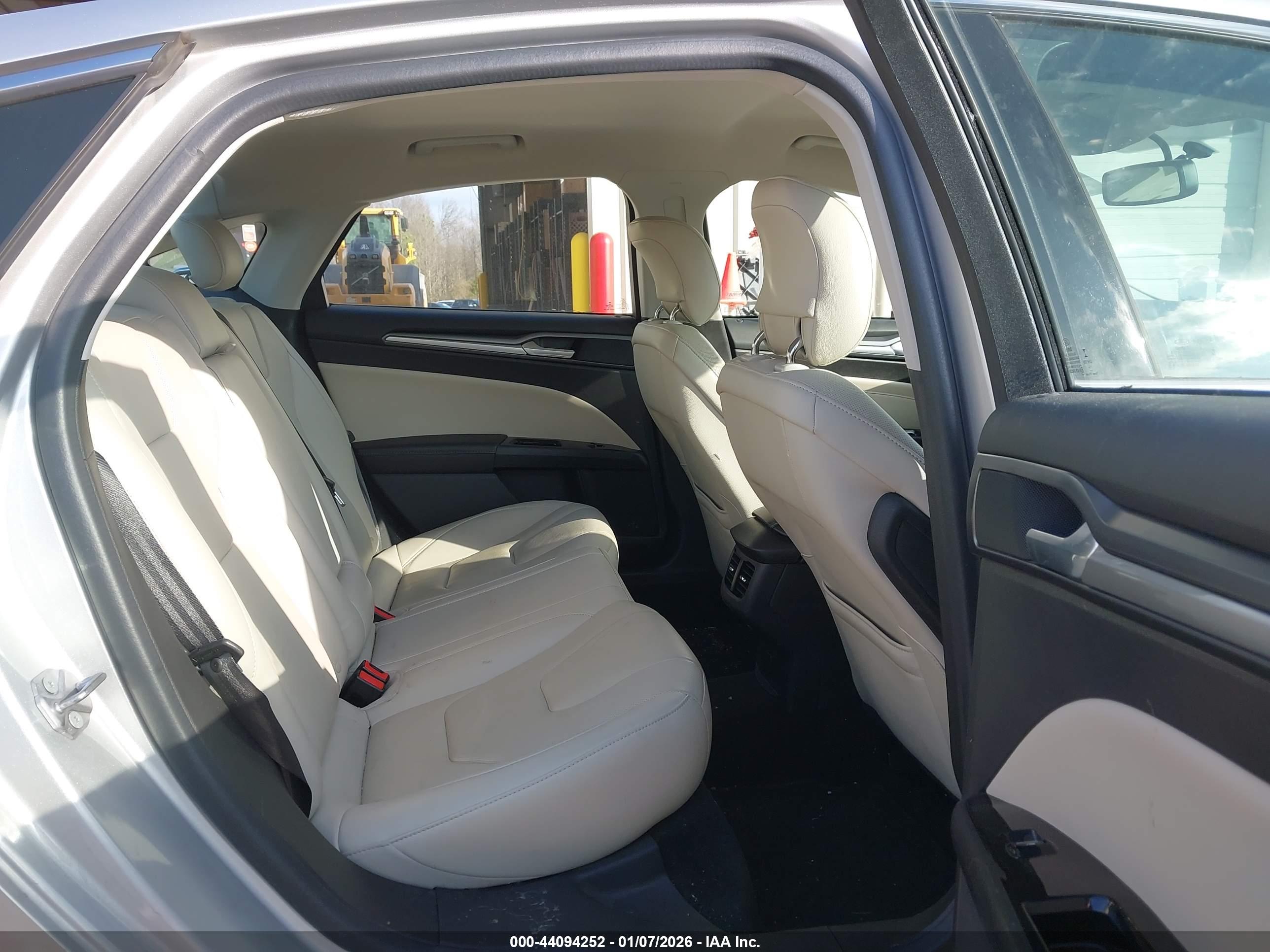 FORD FUSION image 8