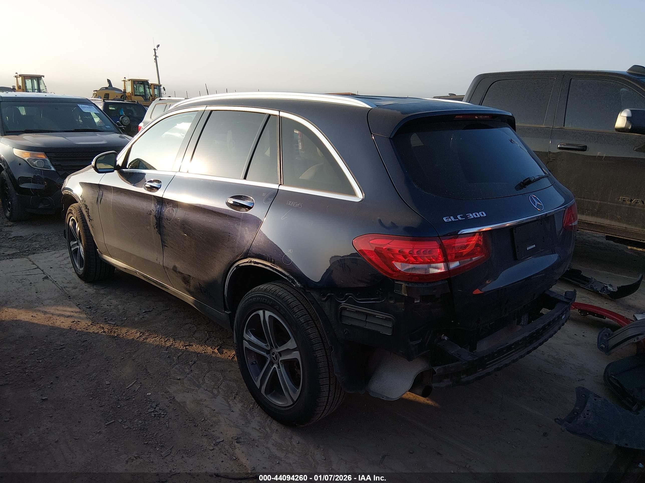 MERCEDES-BENZ GLC image 3