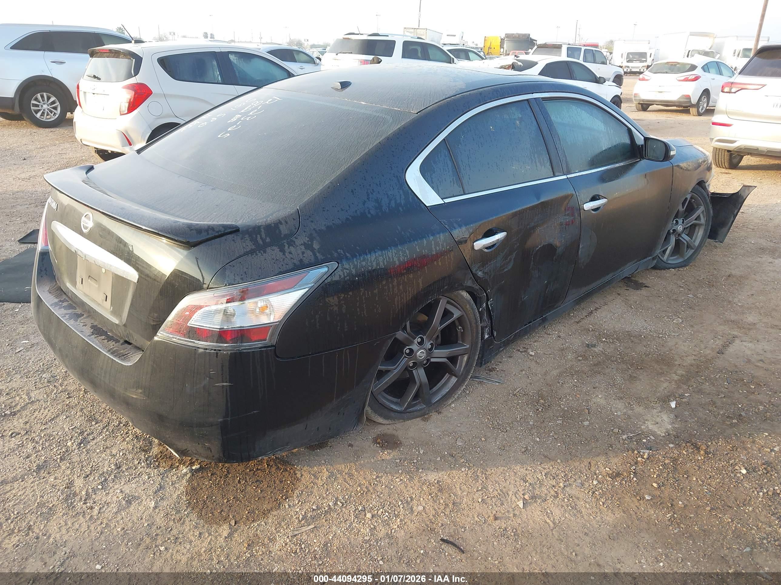 NISSAN MAXIMA image 4