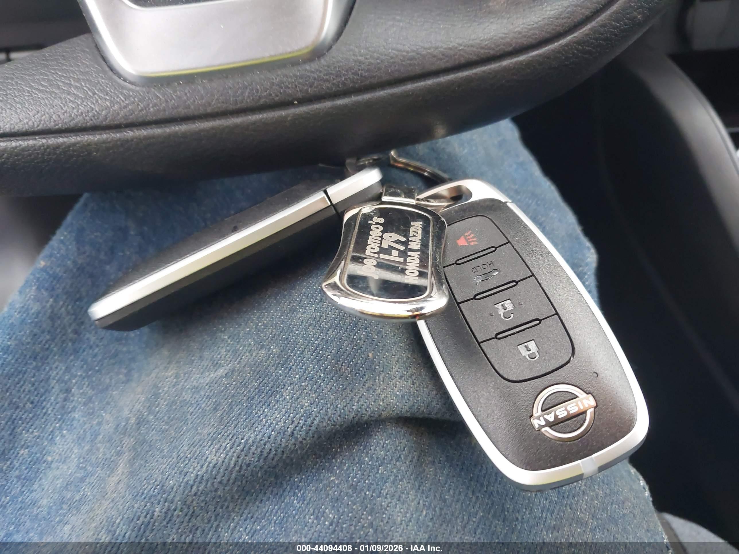NISSAN VERSA image 11