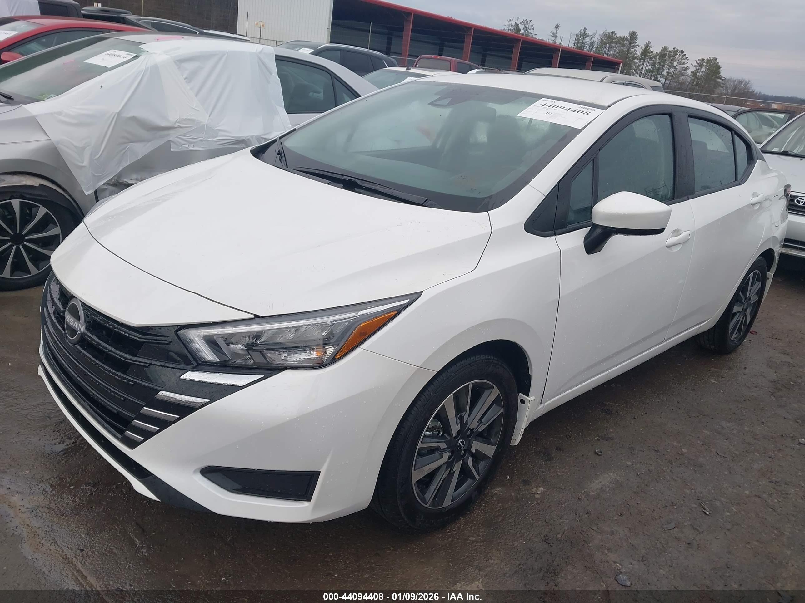 NISSAN VERSA image 2