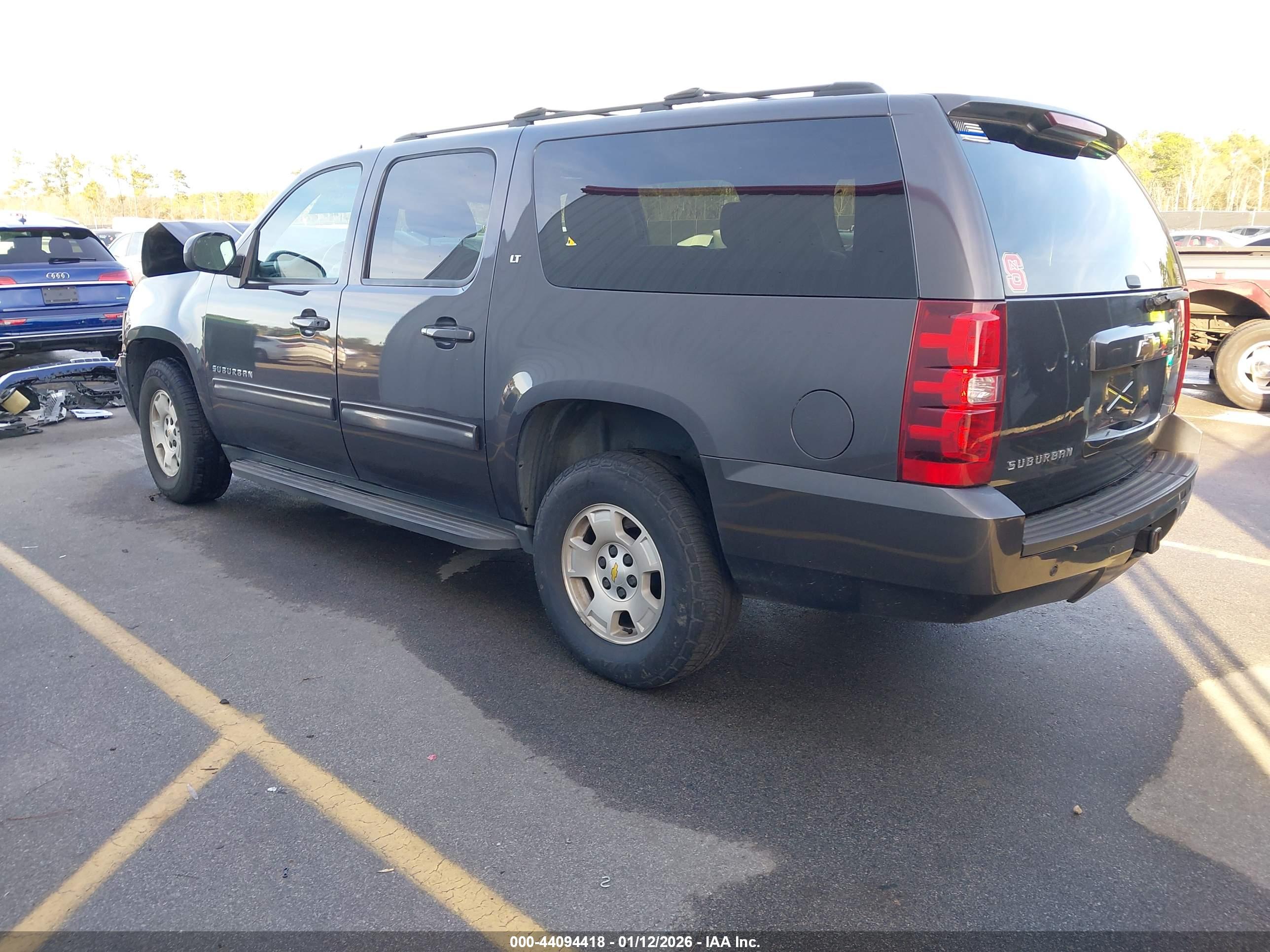 CHEVROLET SUBURBAN image 3