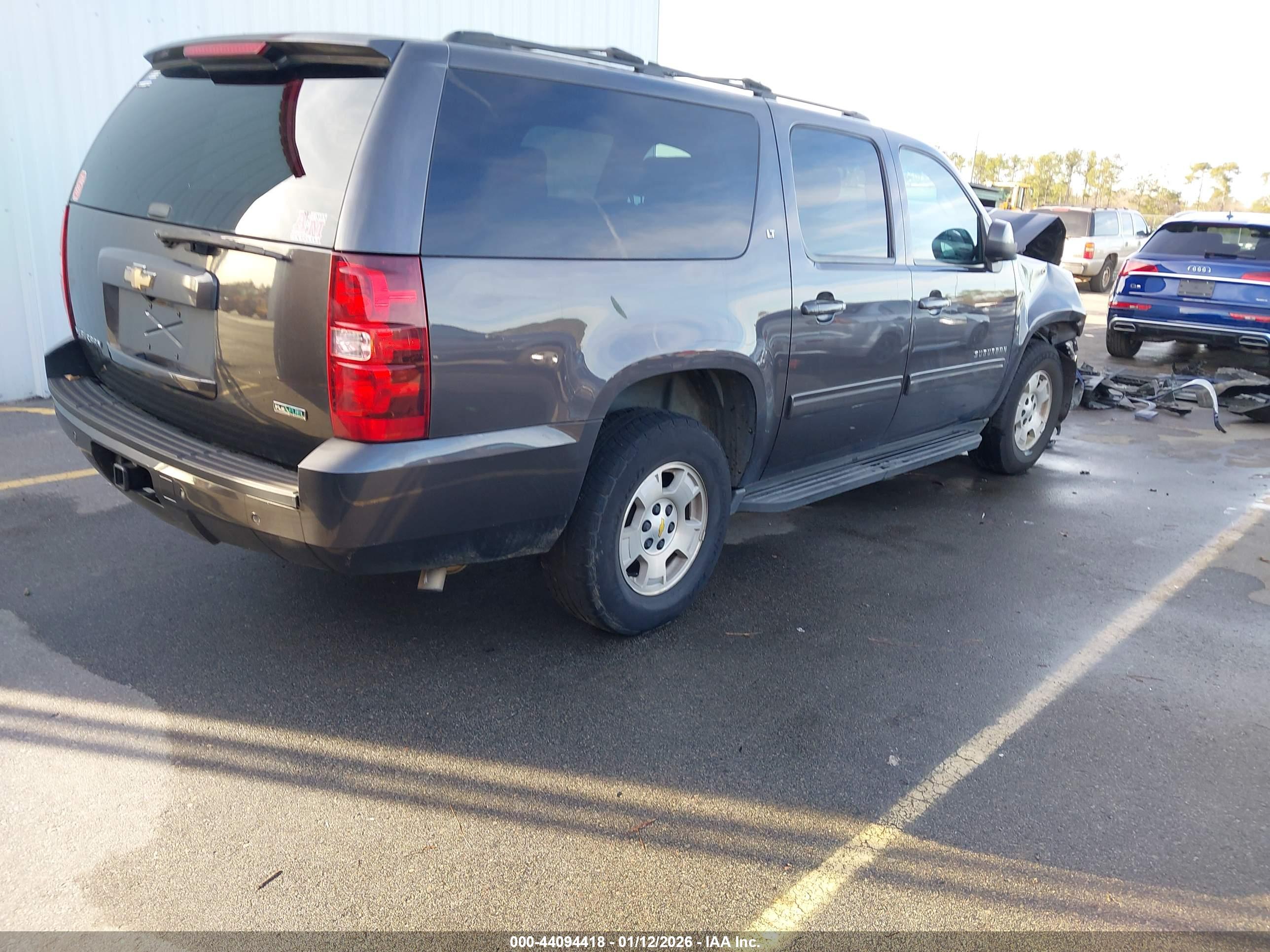 CHEVROLET SUBURBAN image 4