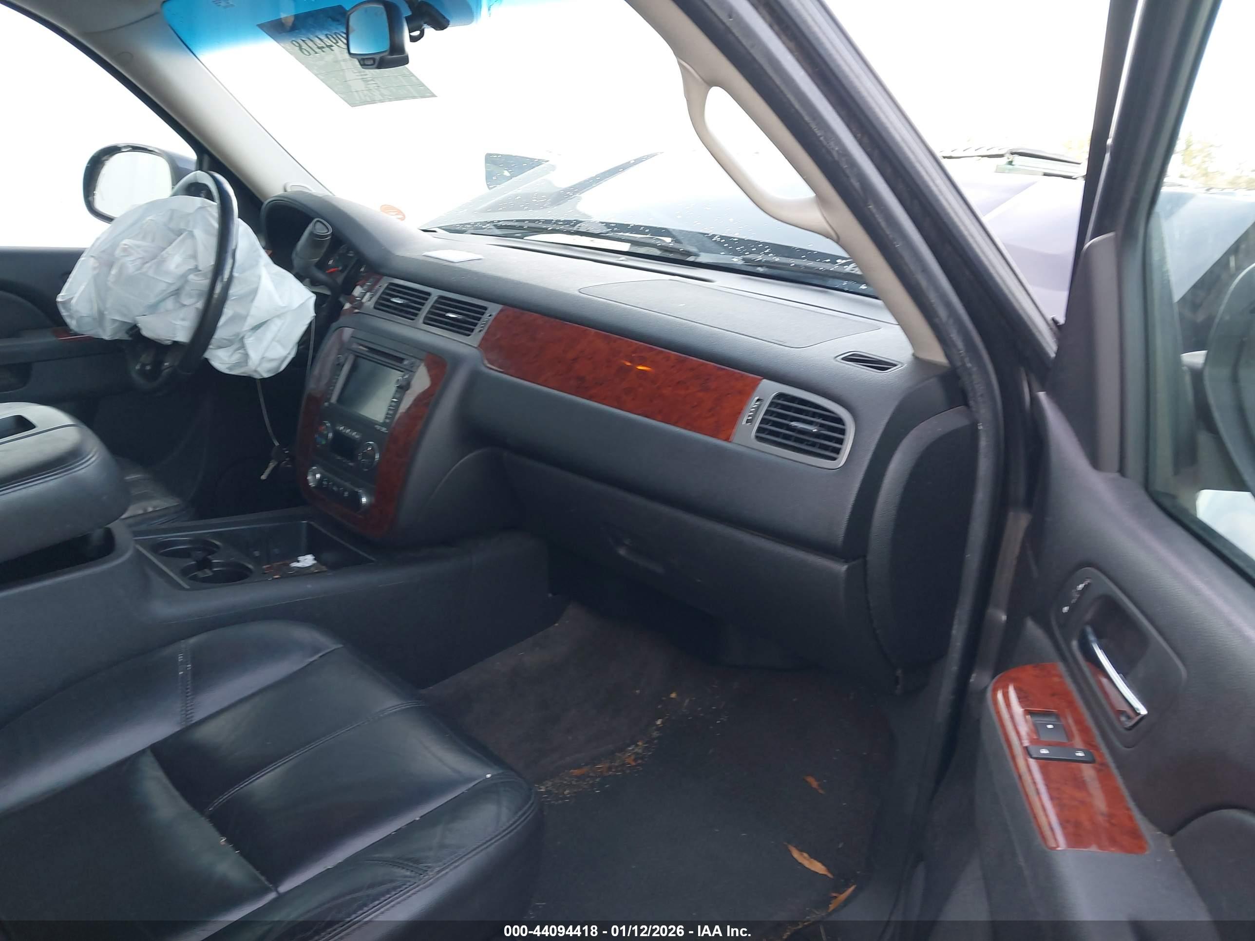 CHEVROLET SUBURBAN image 5