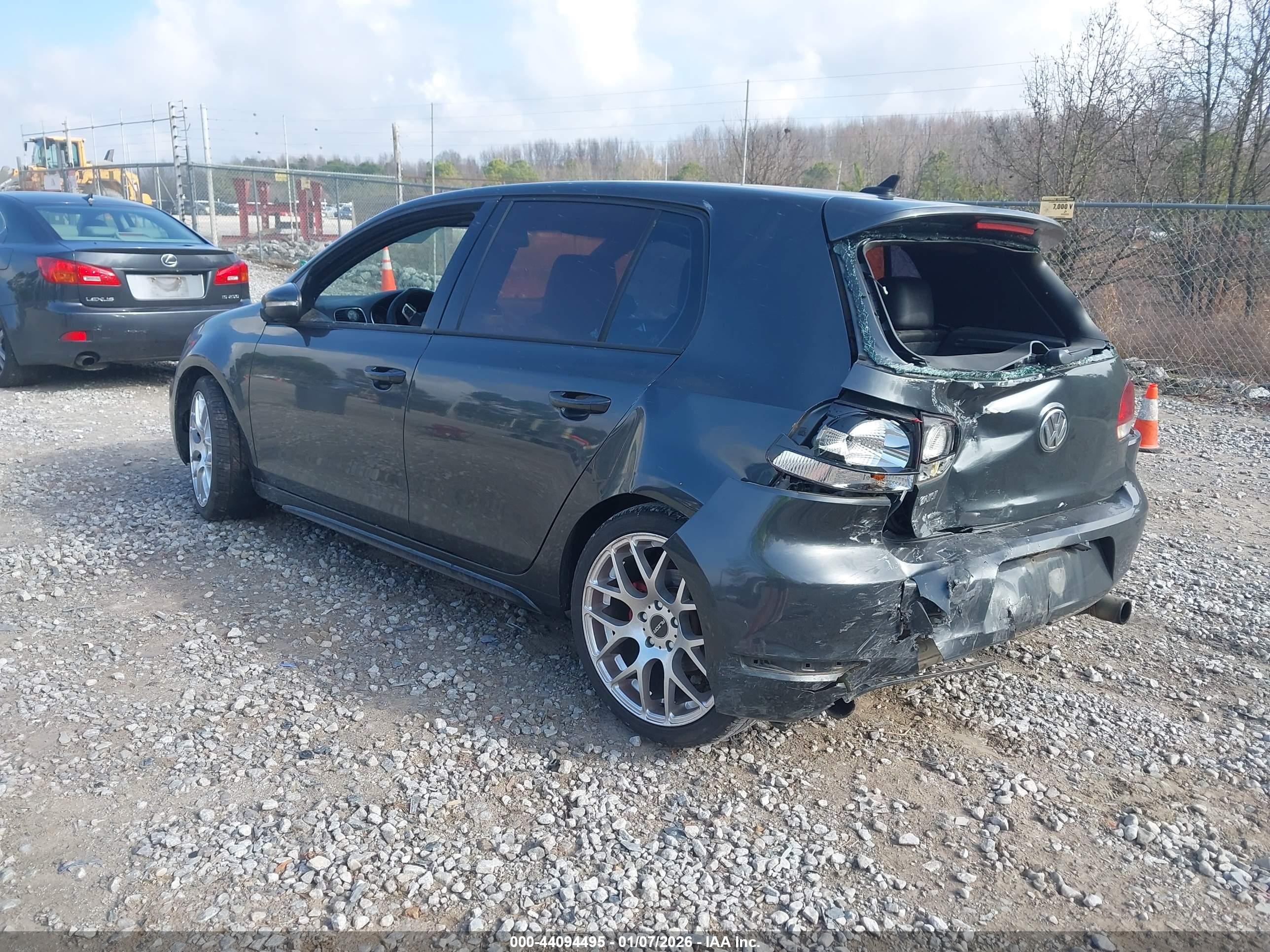 VOLKSWAGEN GTI image 3