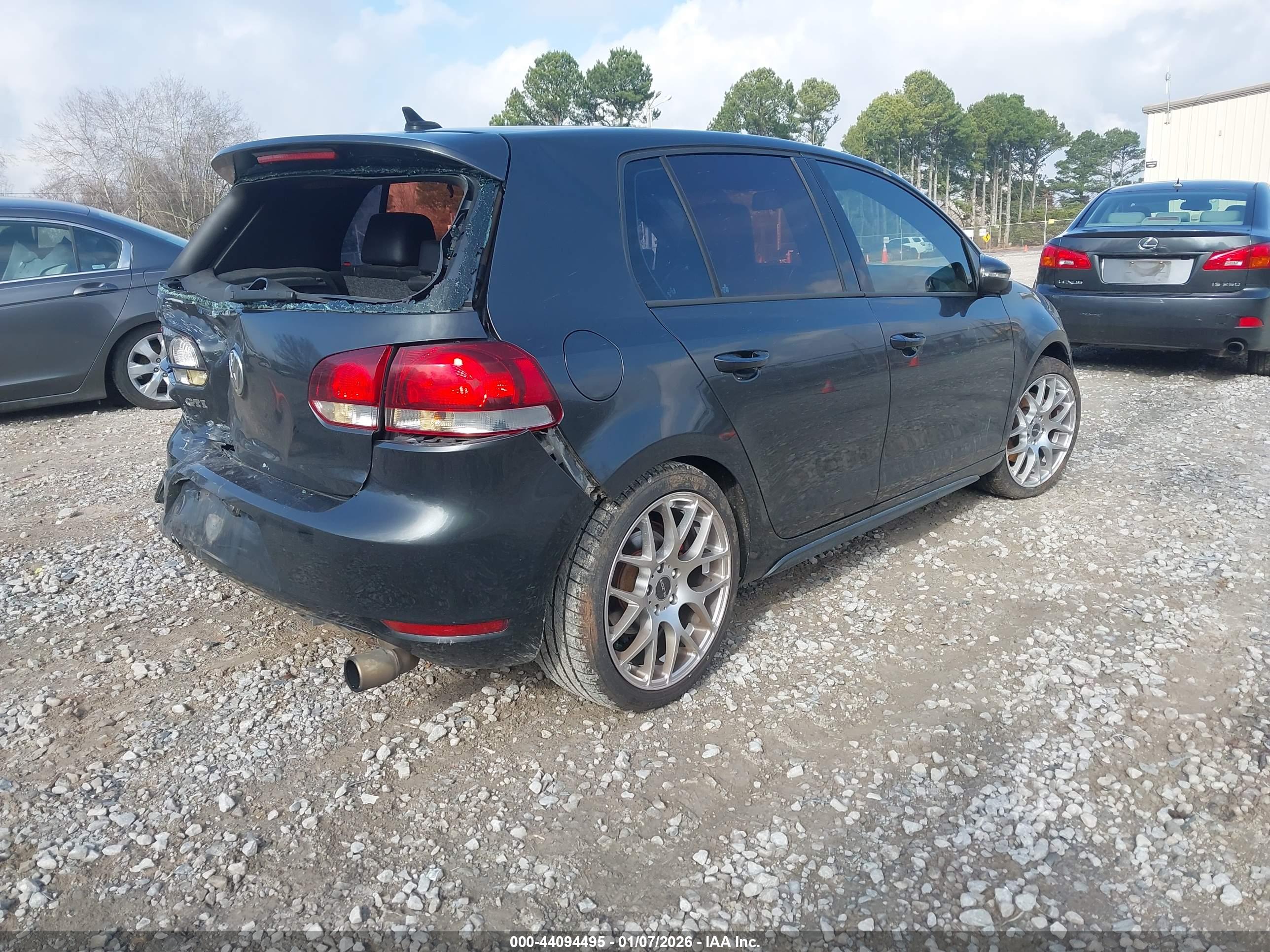 VOLKSWAGEN GTI image 4