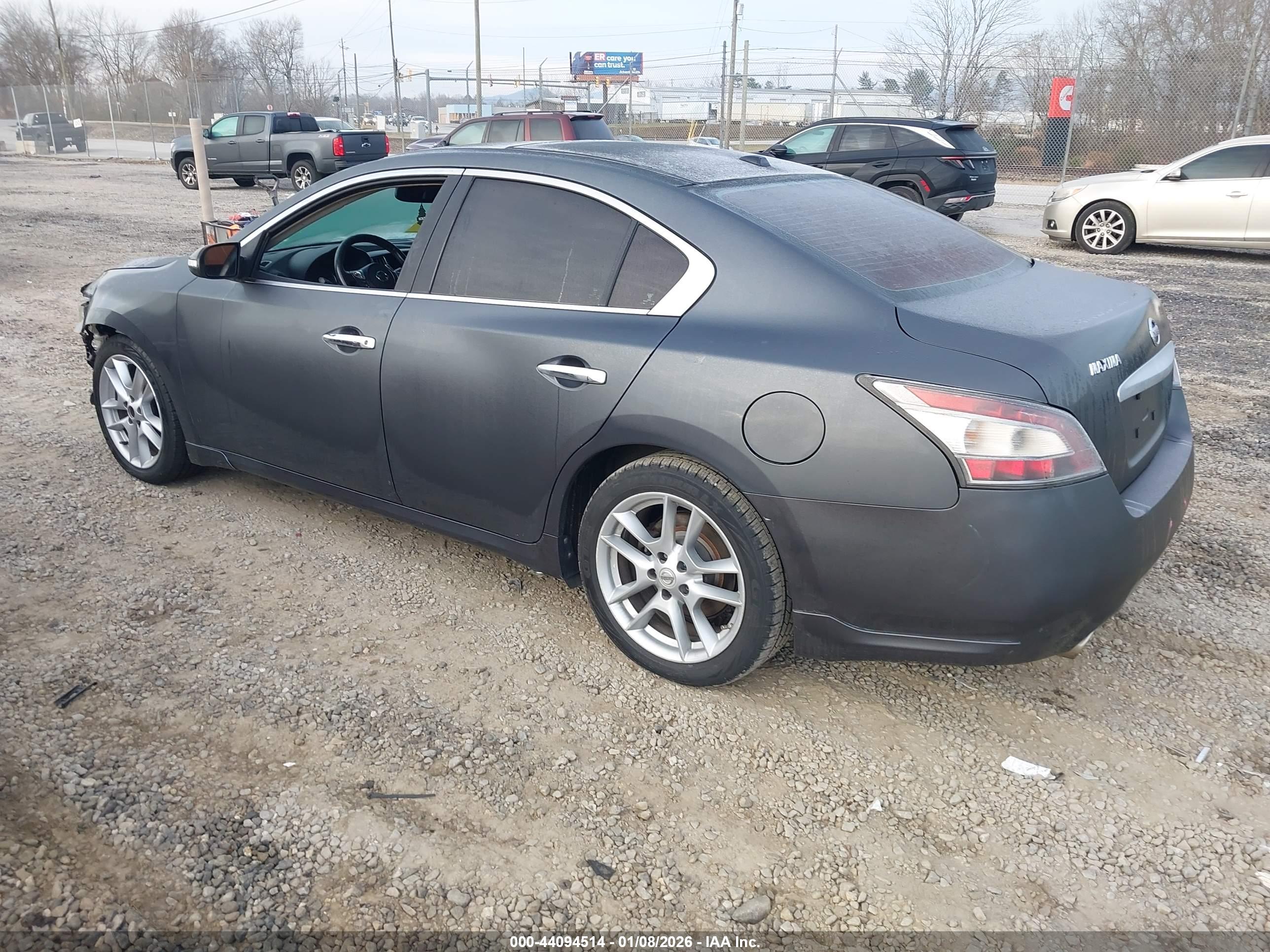 NISSAN MAXIMA image 3