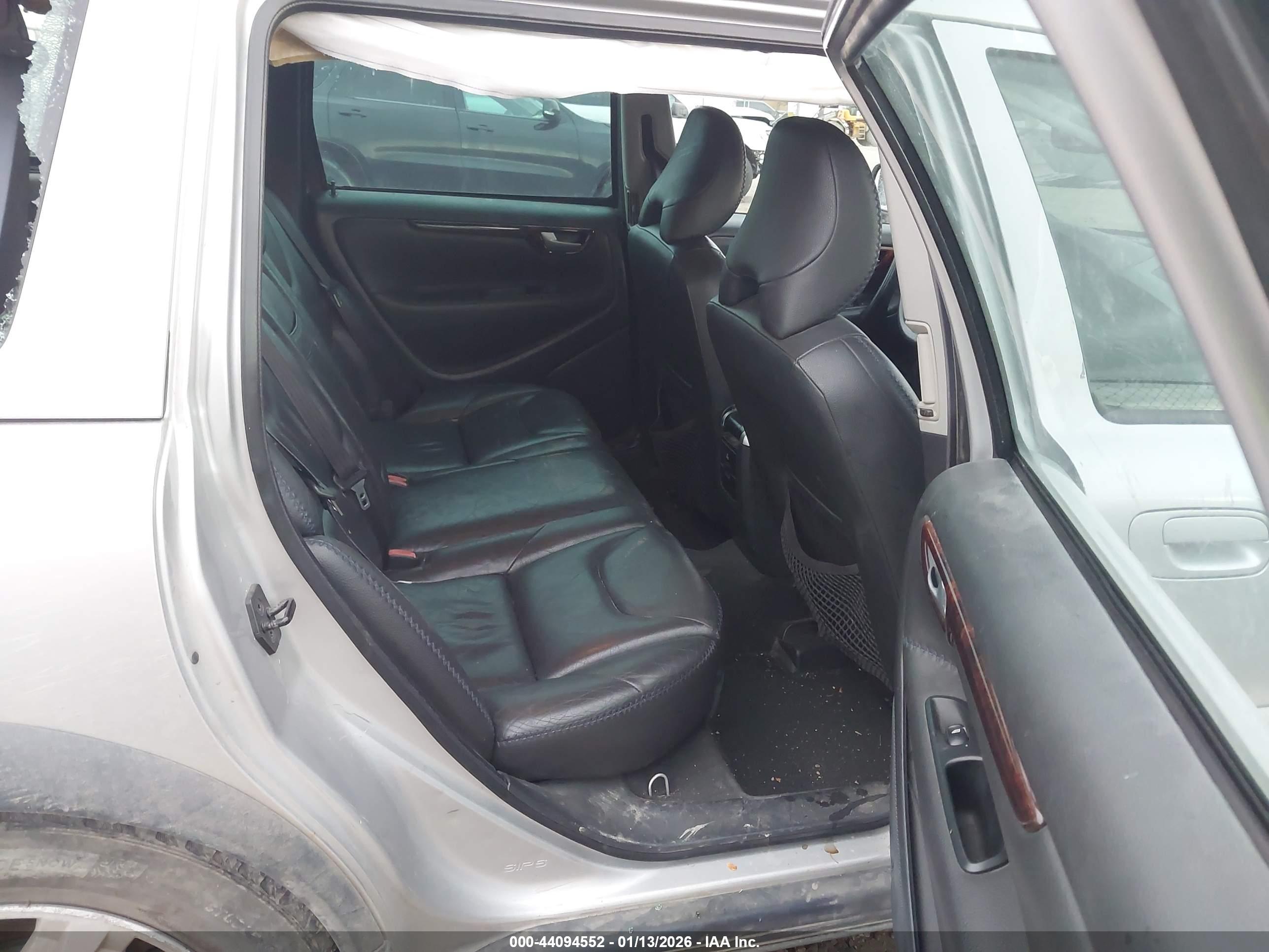 VOLVO XC70 image 8