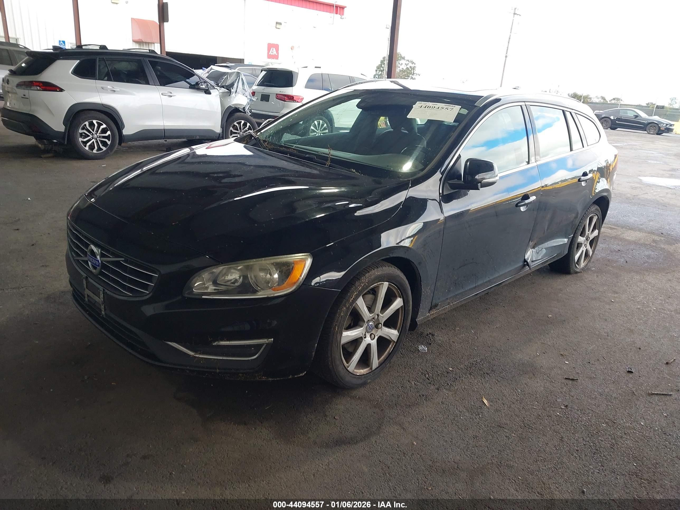 VOLVO V60 image 2