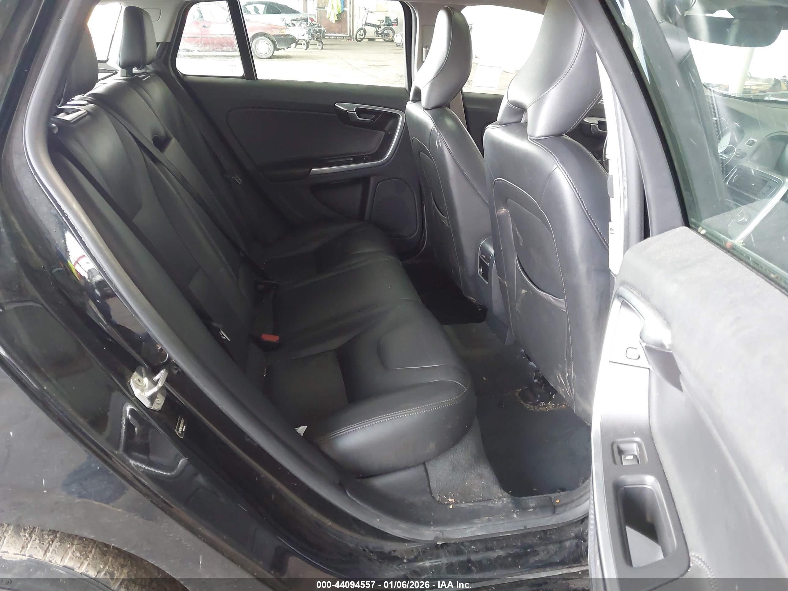 VOLVO V60 image 8