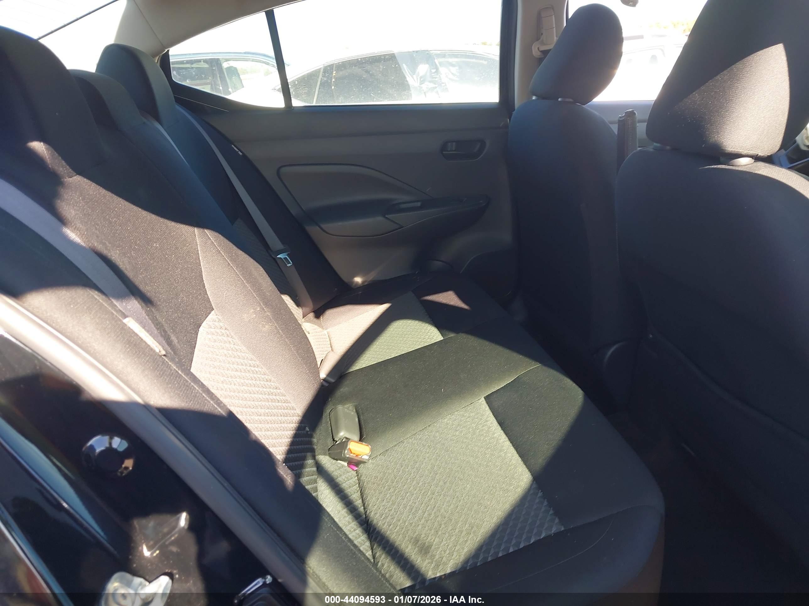 NISSAN VERSA image 8