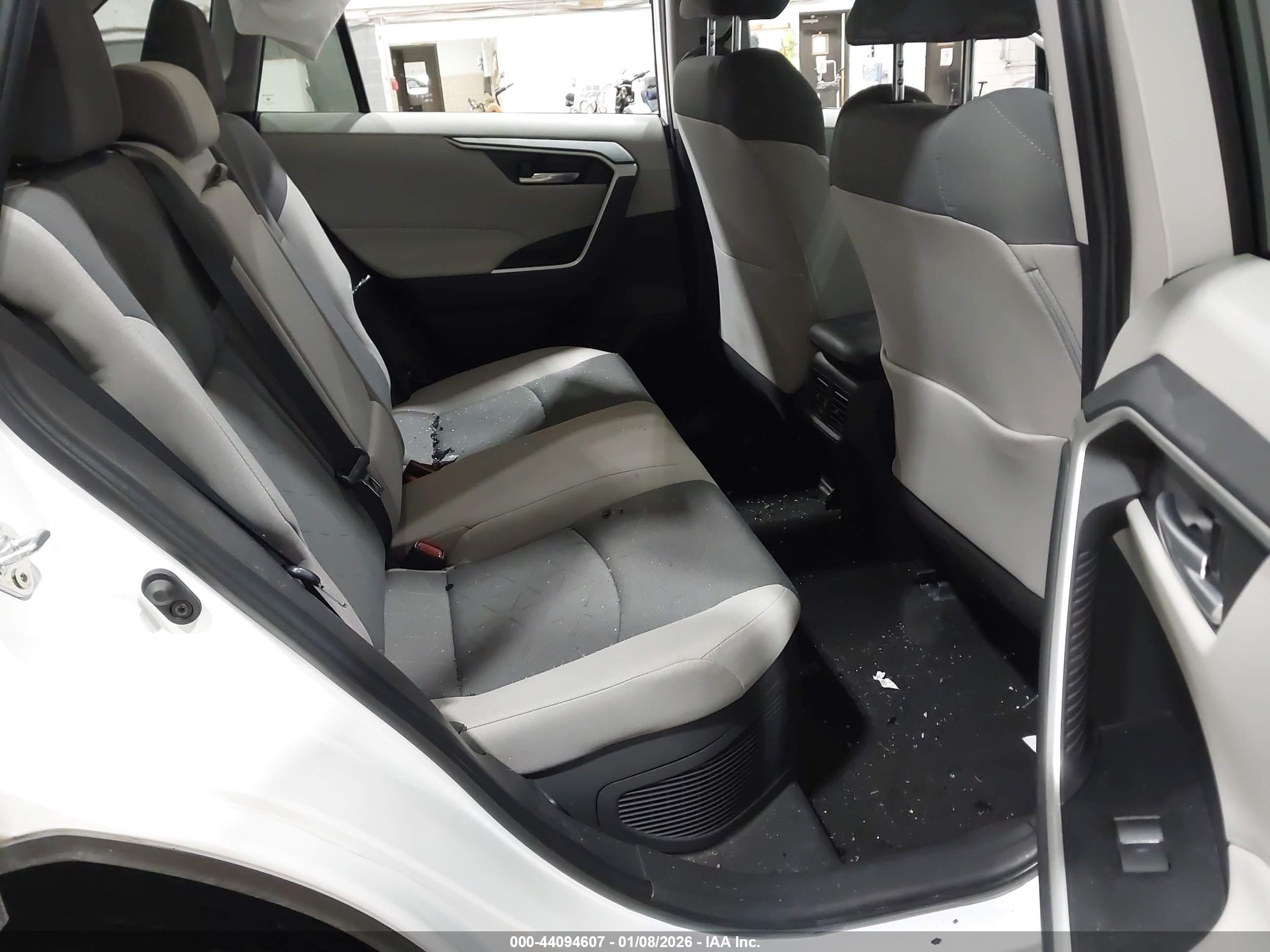 TOYOTA RAV4 image 8