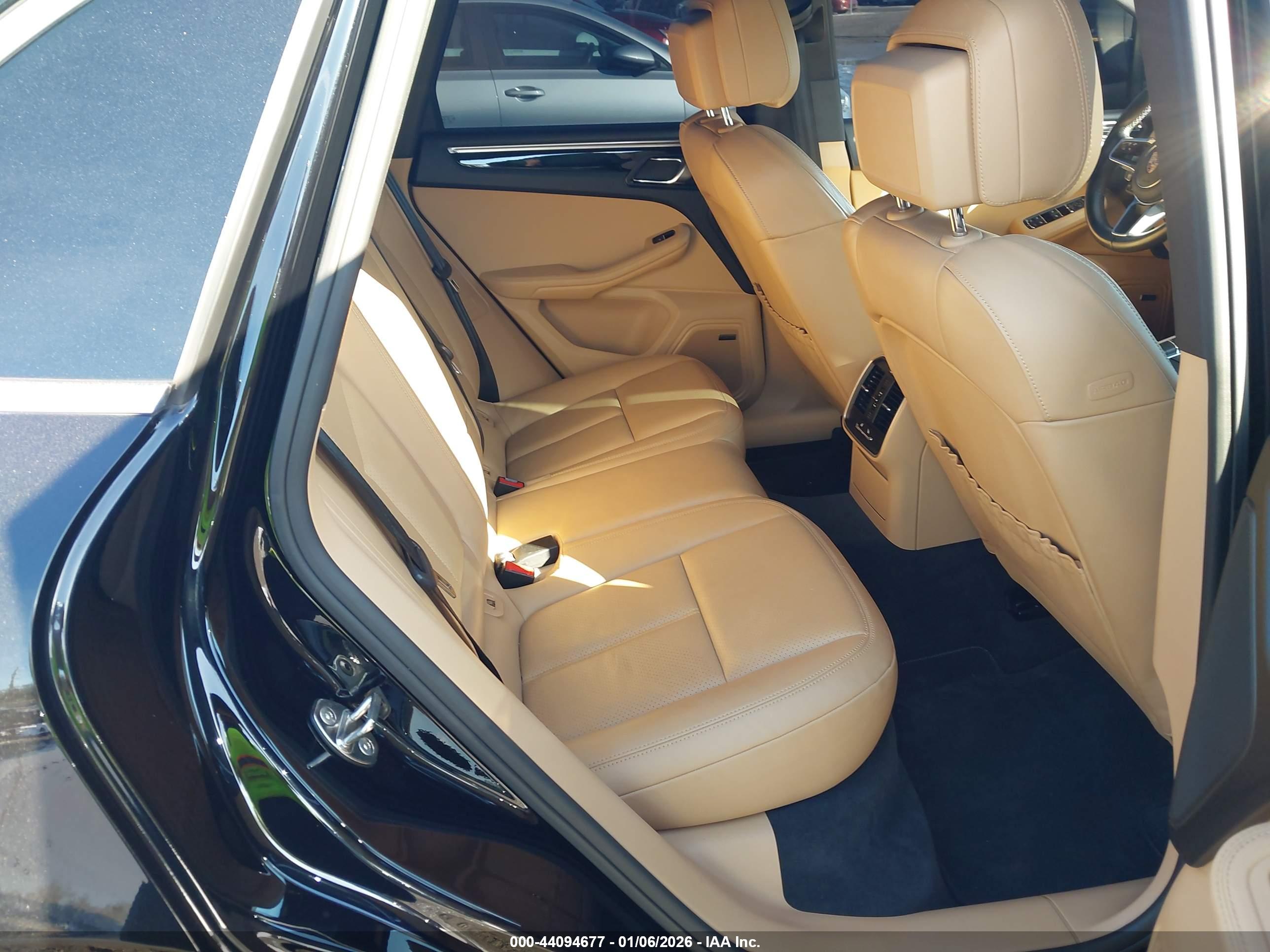 PORSCHE MACAN image 8