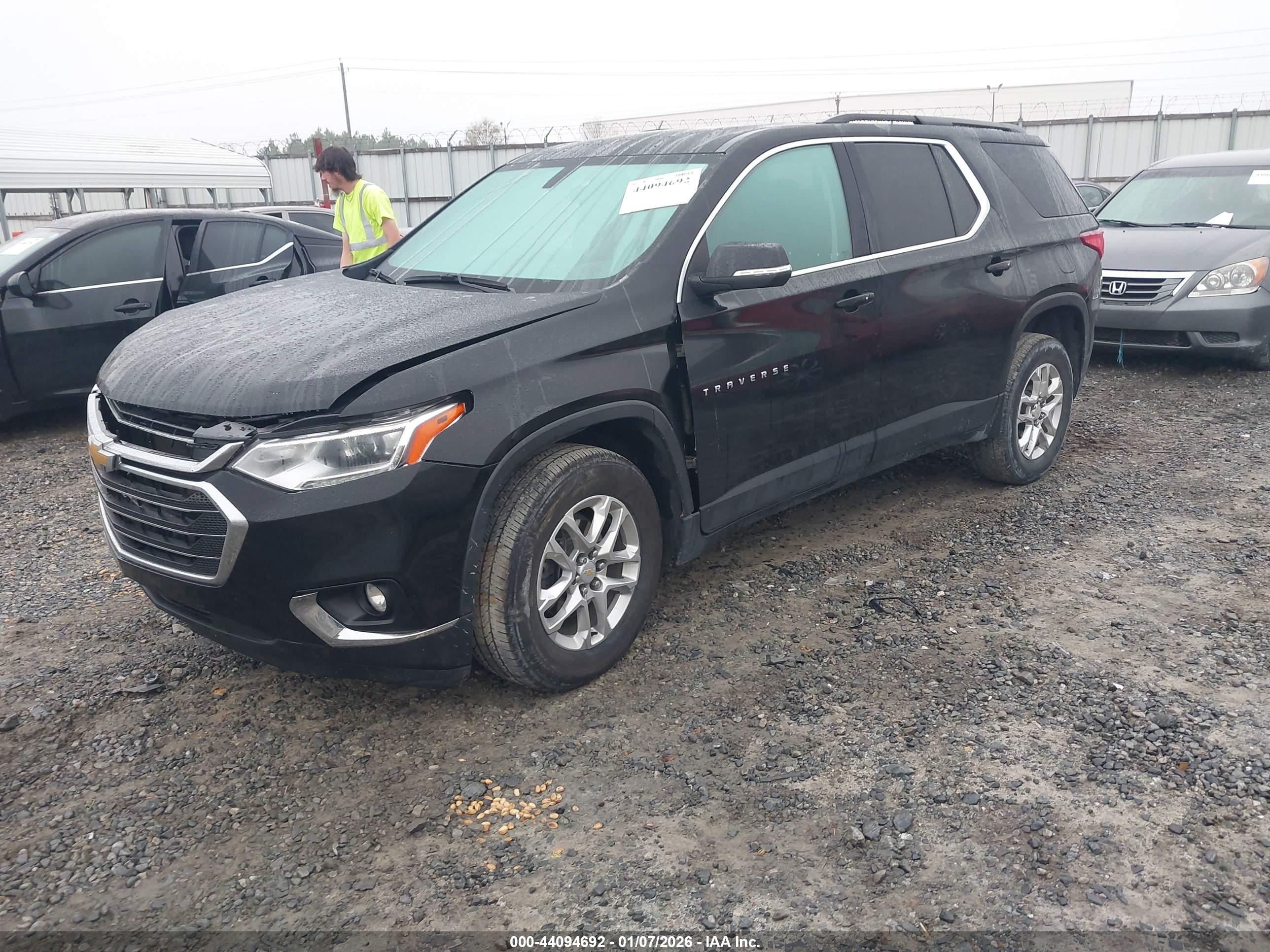 CHEVROLET TRAVERSE image 2