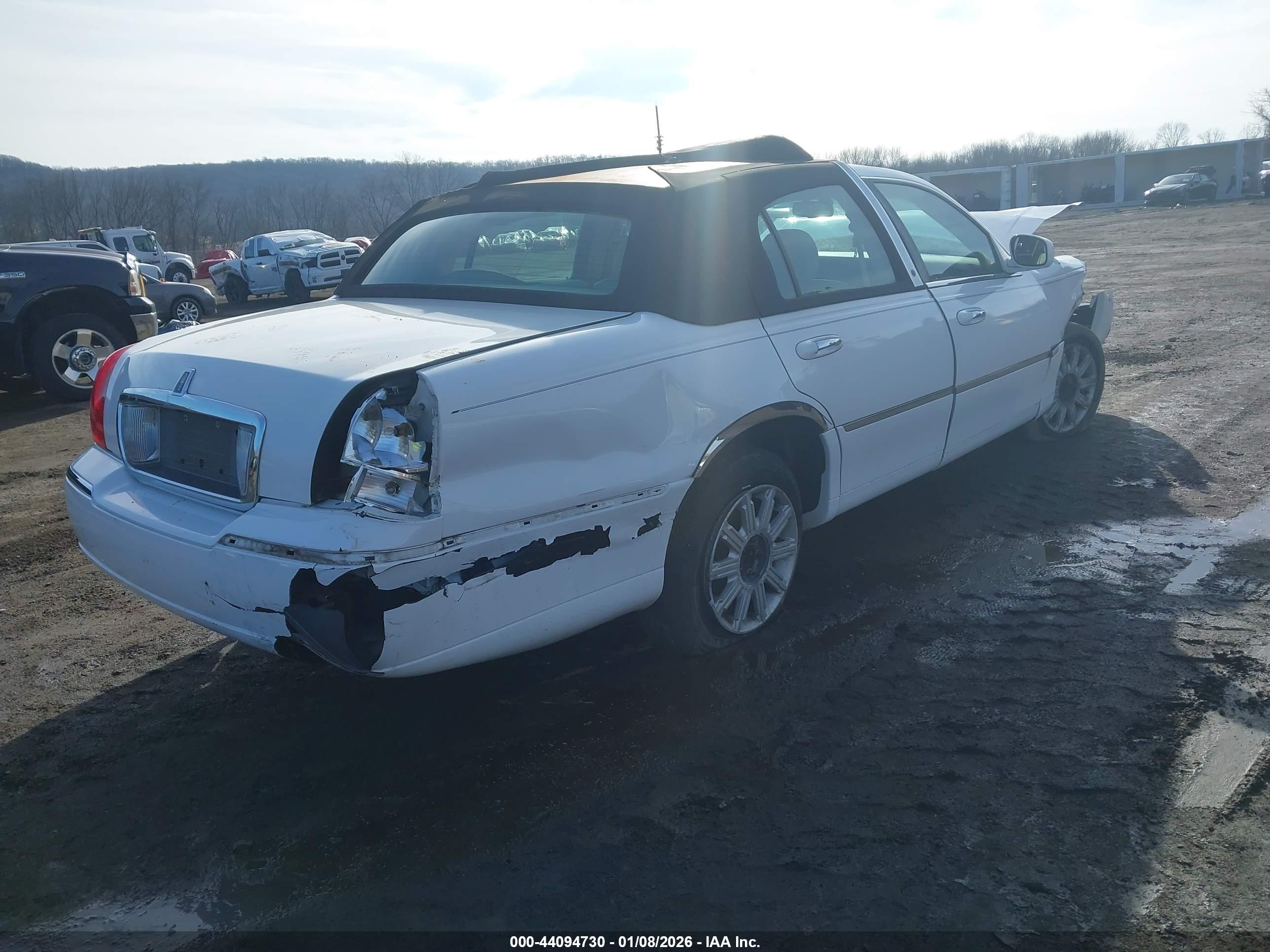 LINCOLN TOWN image 4