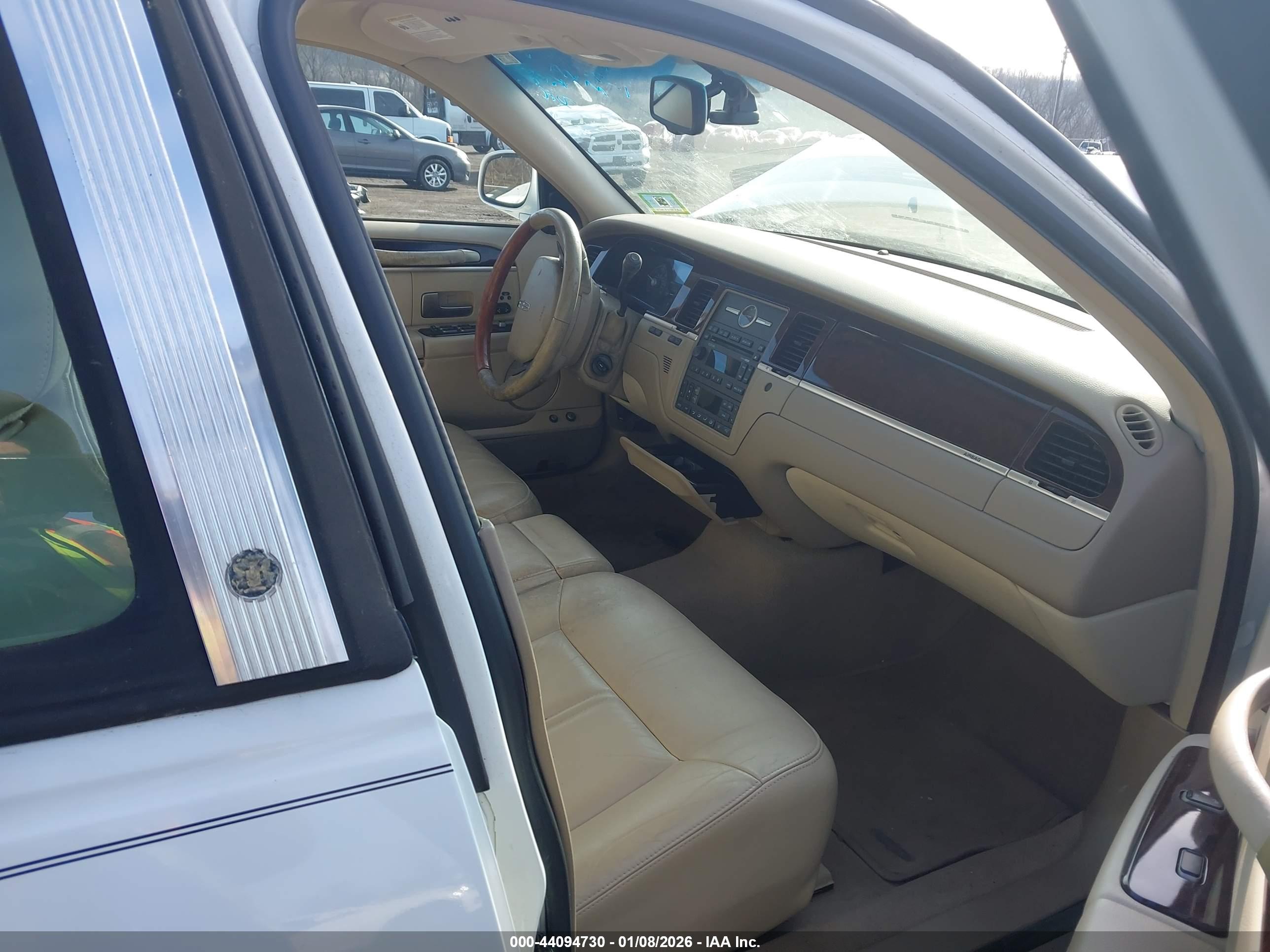 LINCOLN TOWN image 5
