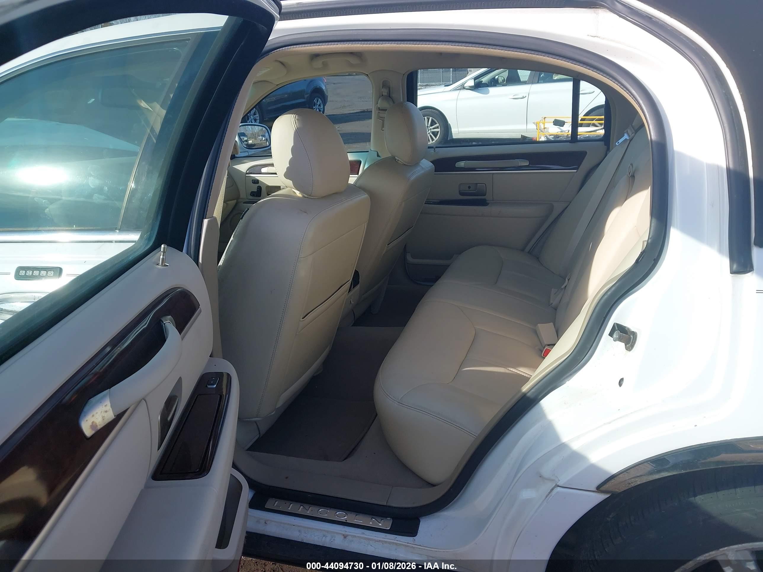 LINCOLN TOWN image 8