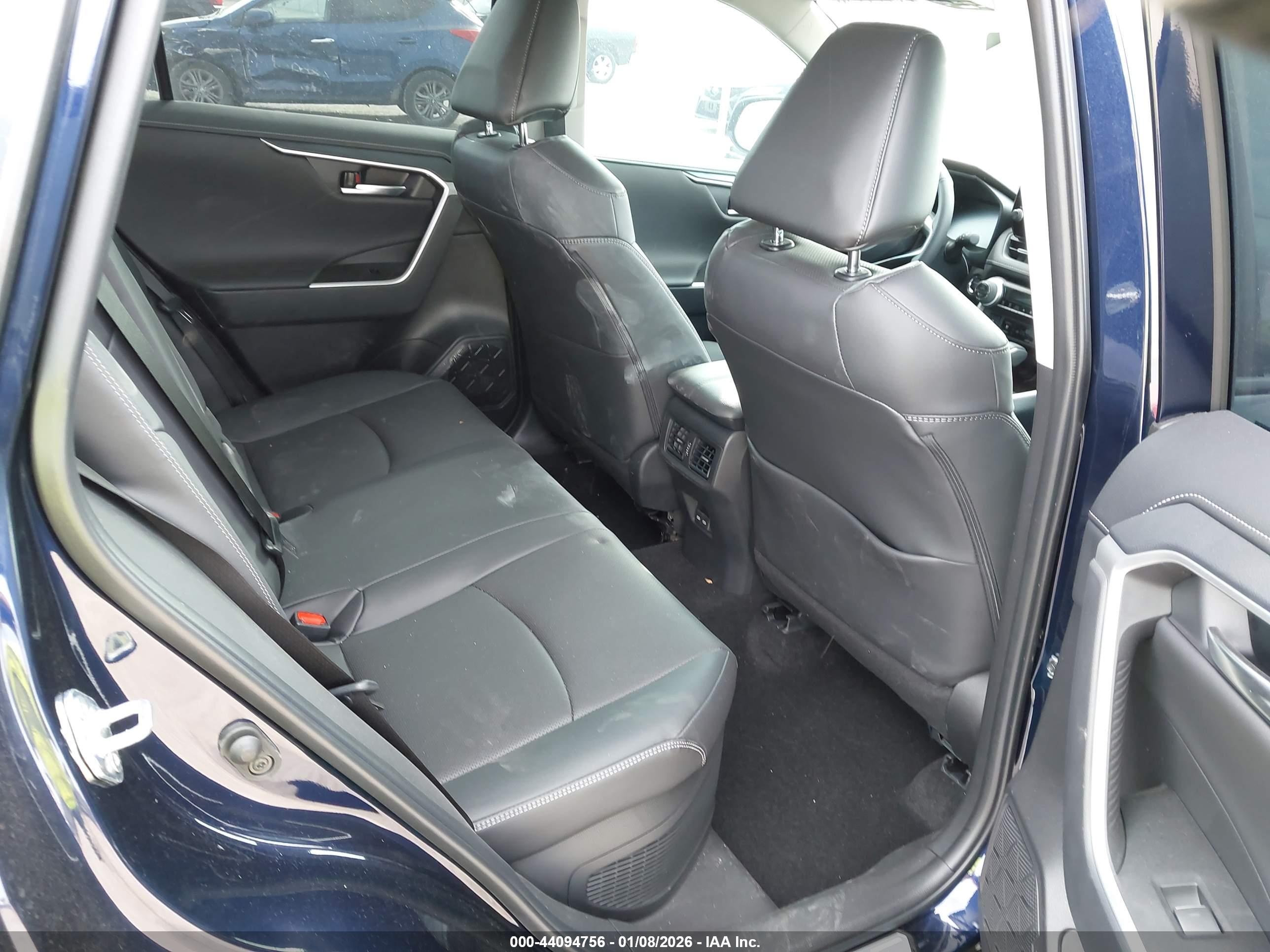 TOYOTA RAV4 image 8