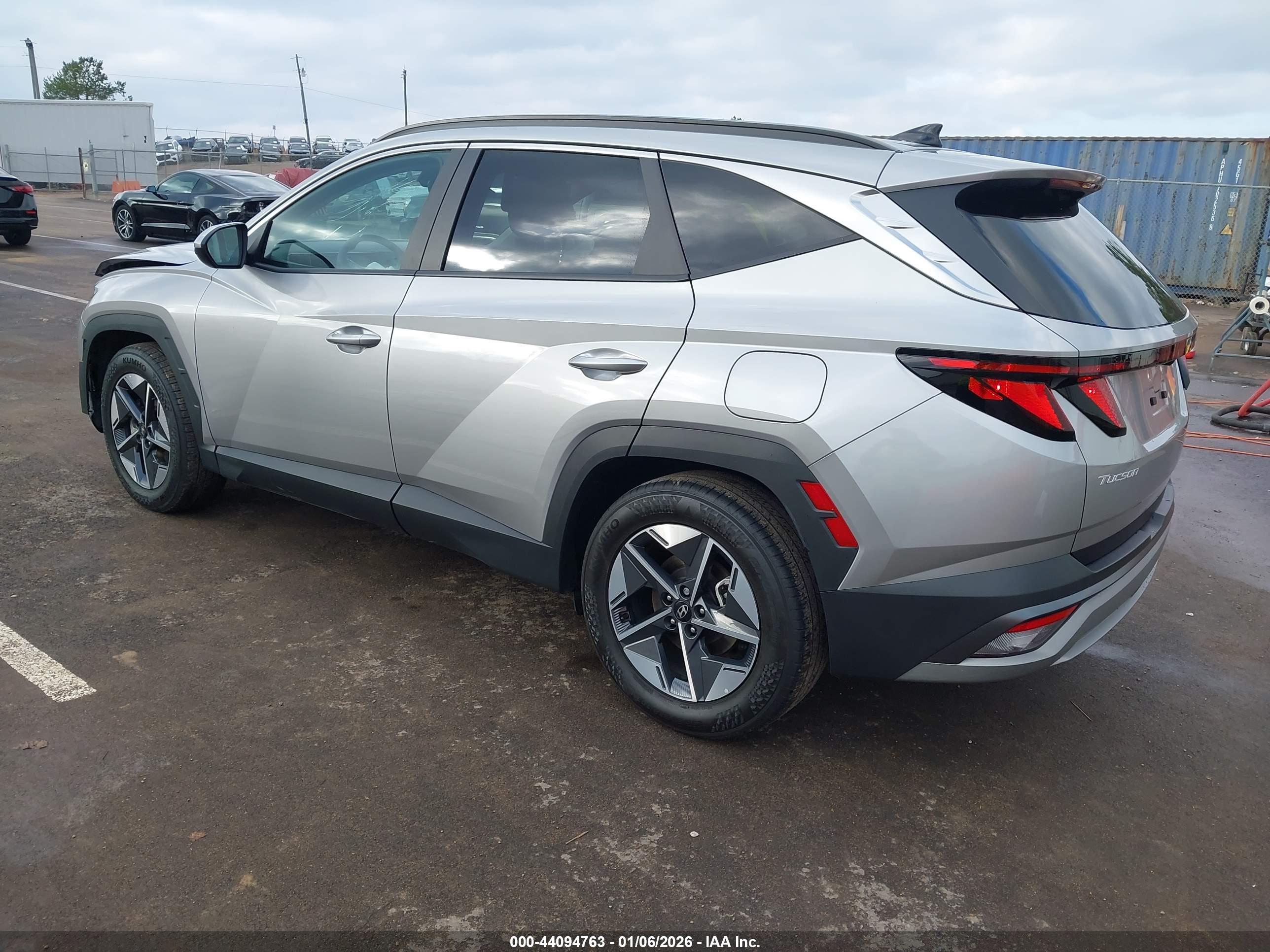 HYUNDAI TUCSON image 3