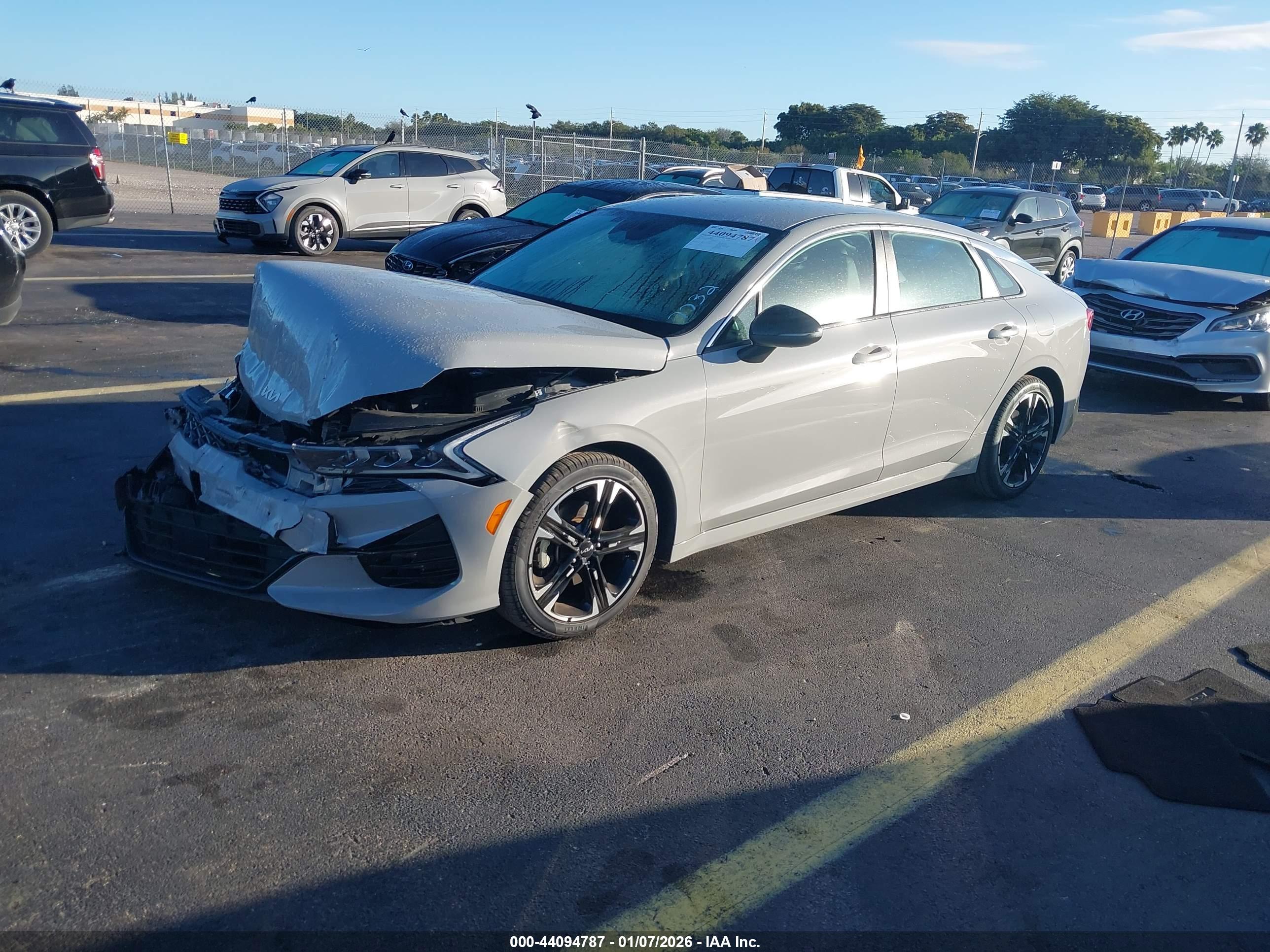KIA K5 image 2