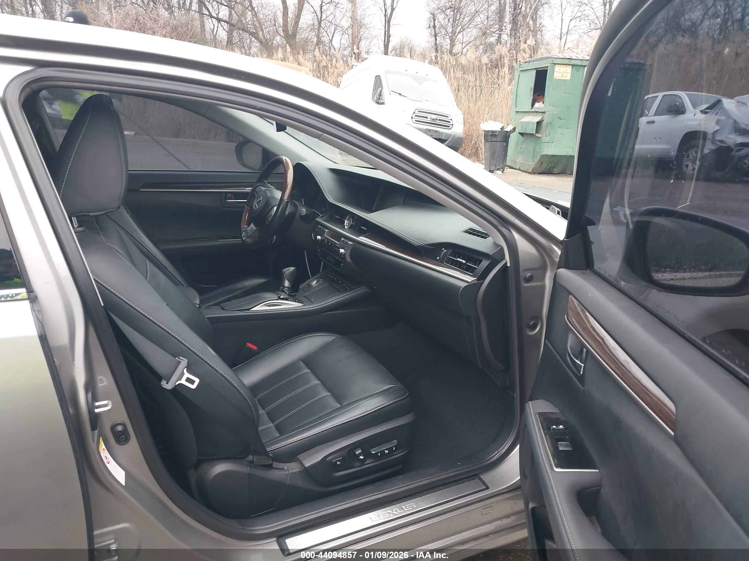 LEXUS ES image 5