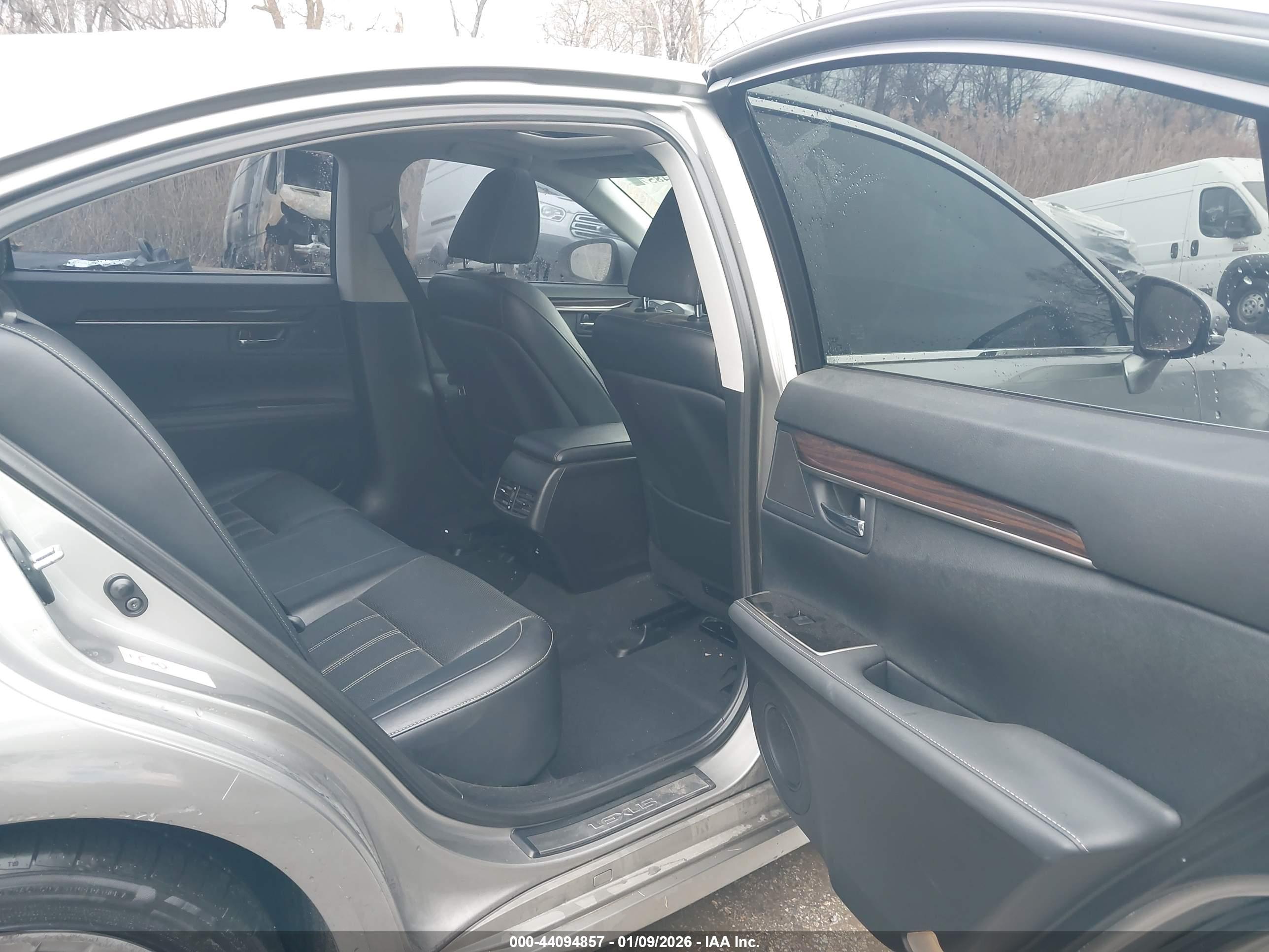 LEXUS ES image 8