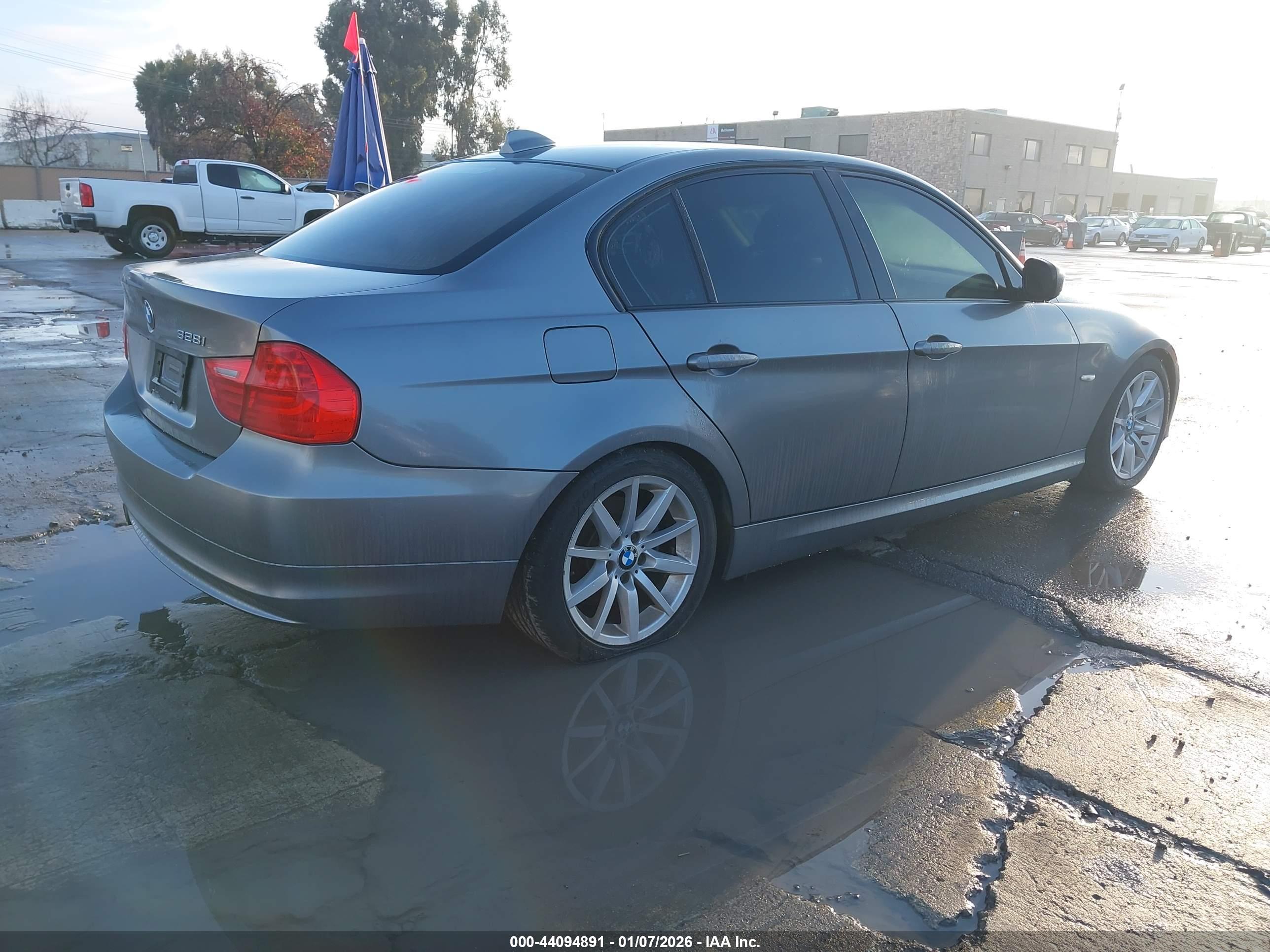 BMW 328I image 4