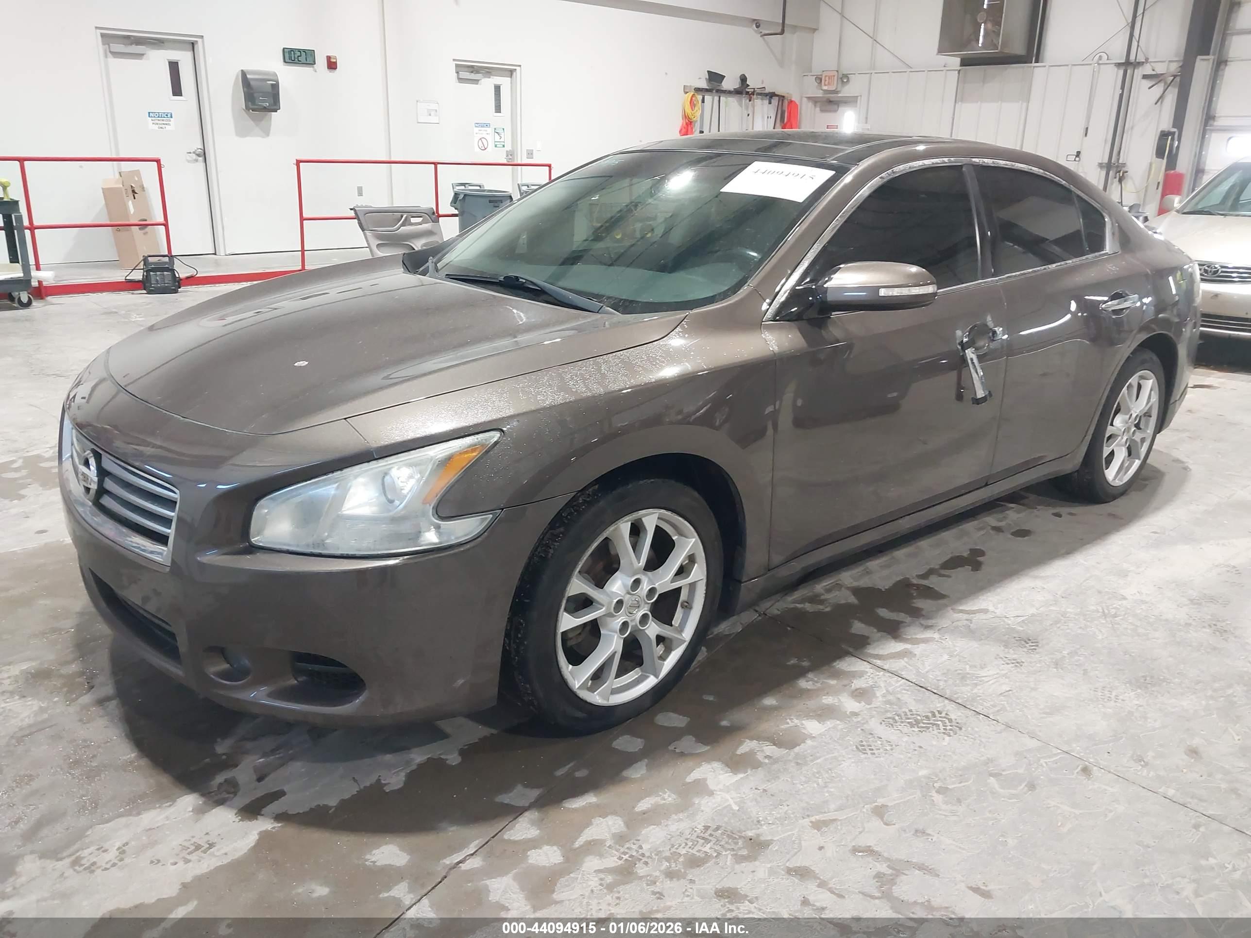 NISSAN MAXIMA image 2