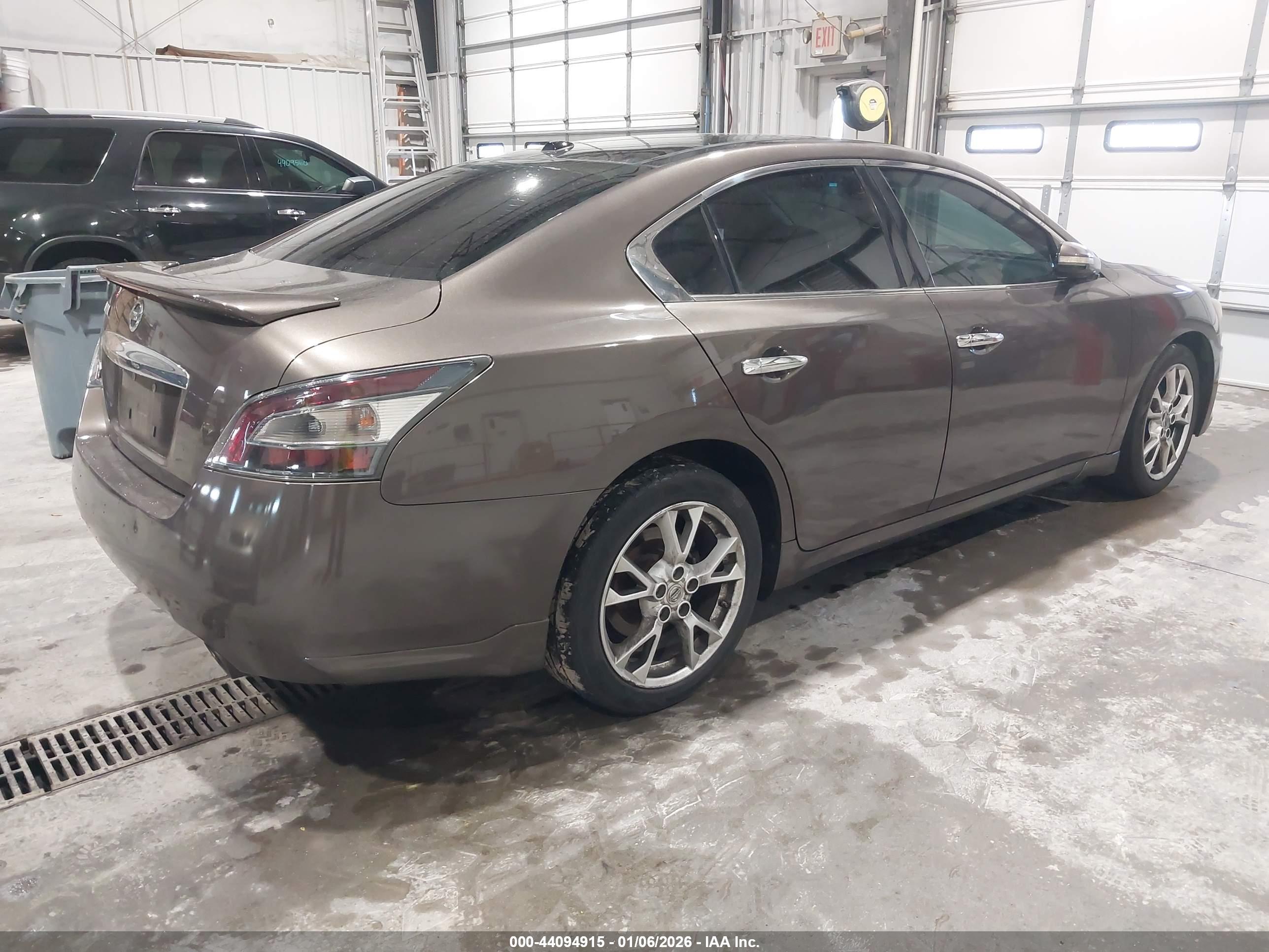 NISSAN MAXIMA image 4