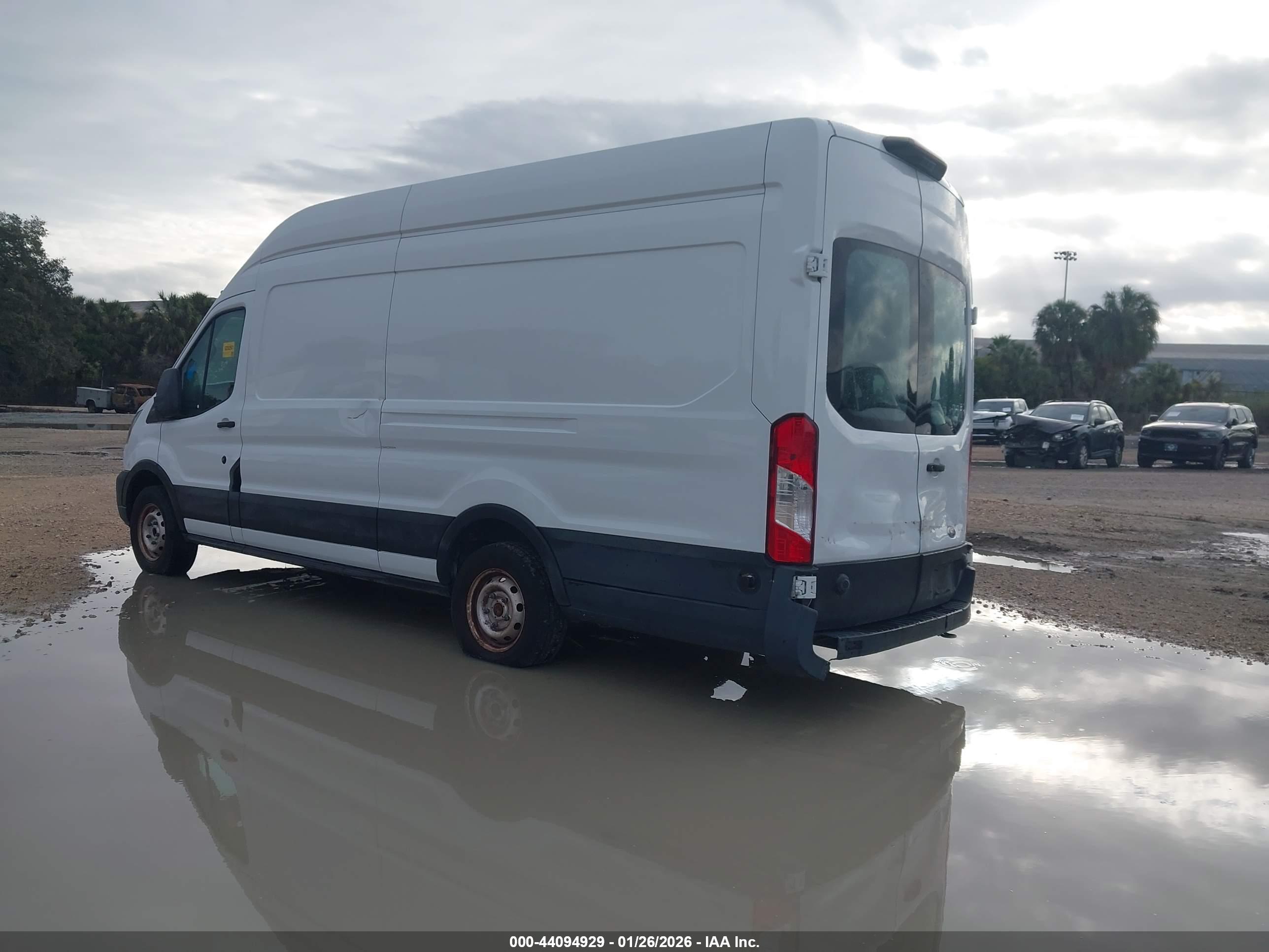 FORD TRANSIT-250 image 3