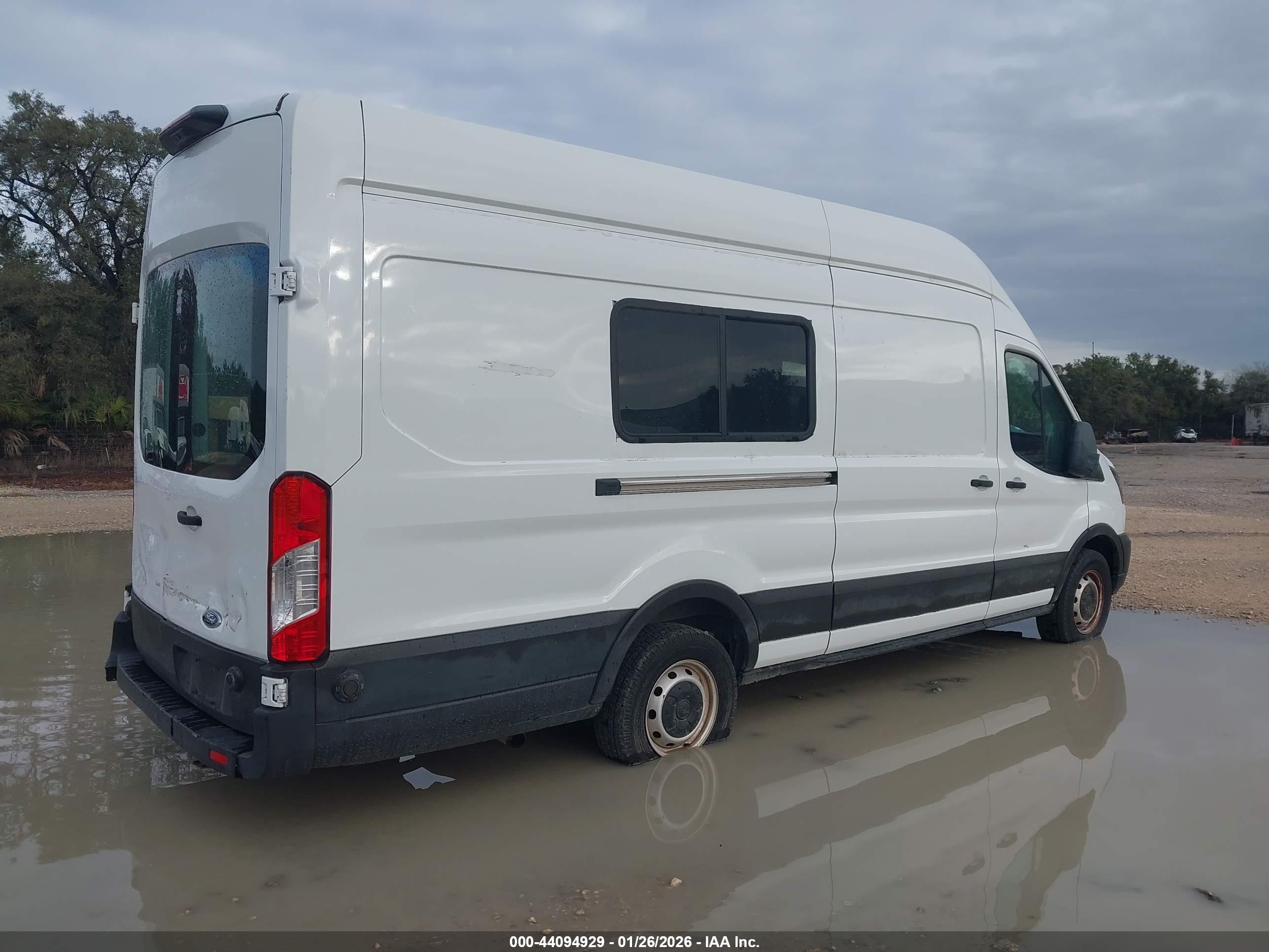 FORD TRANSIT-250 image 4