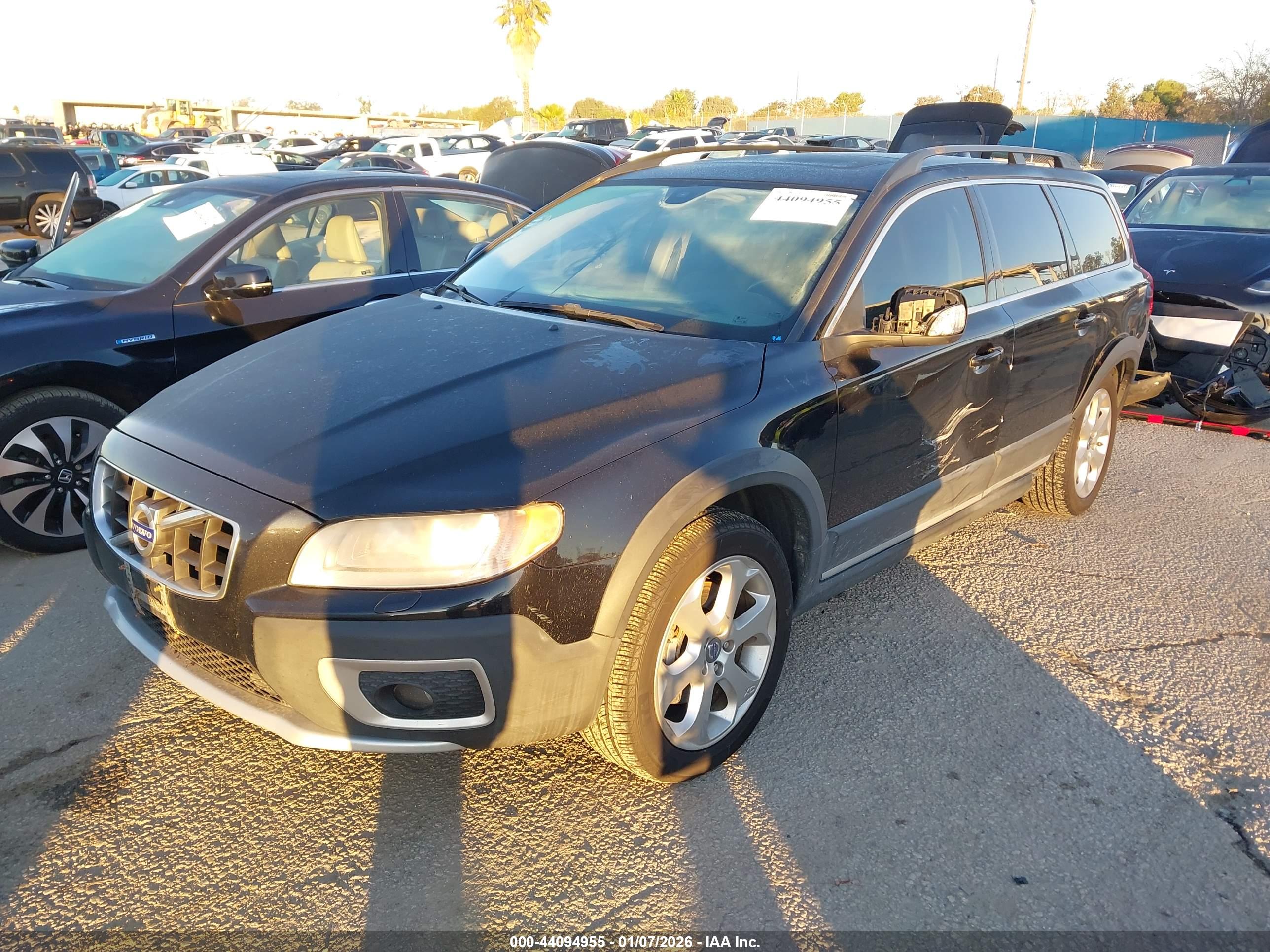 VOLVO XC70 image 2