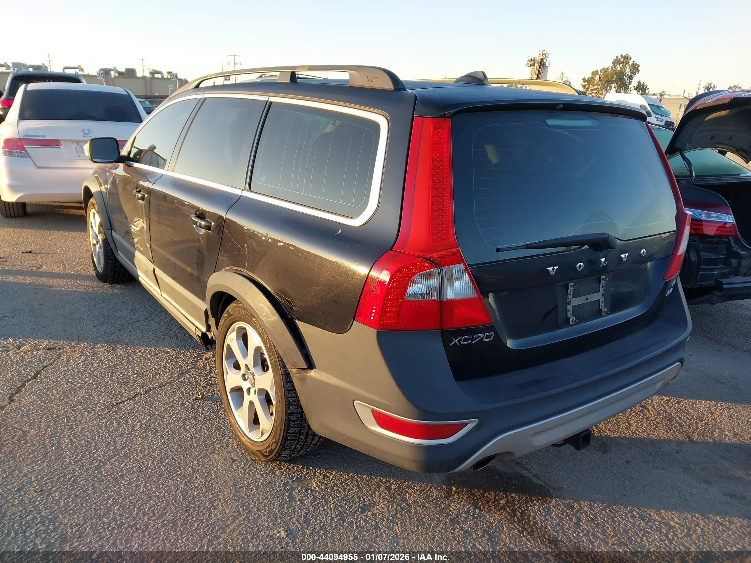 VOLVO XC70 image 3