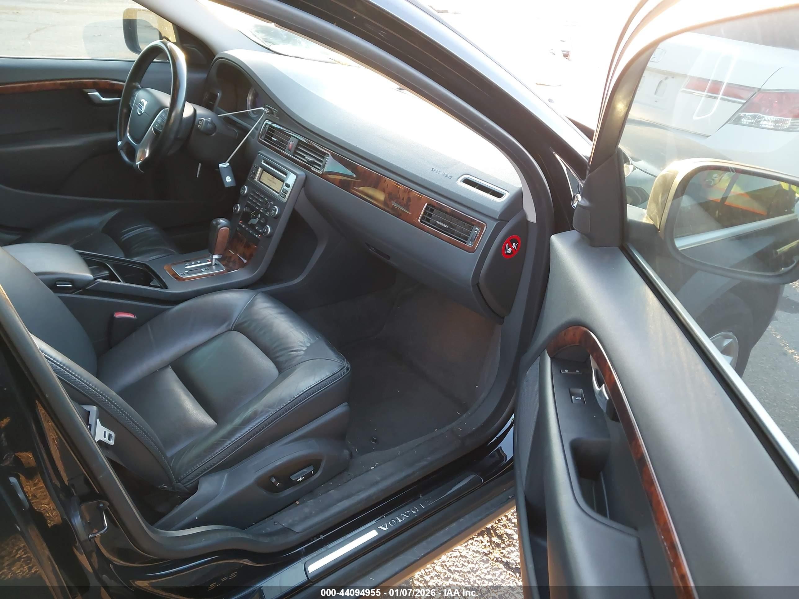 VOLVO XC70 image 5