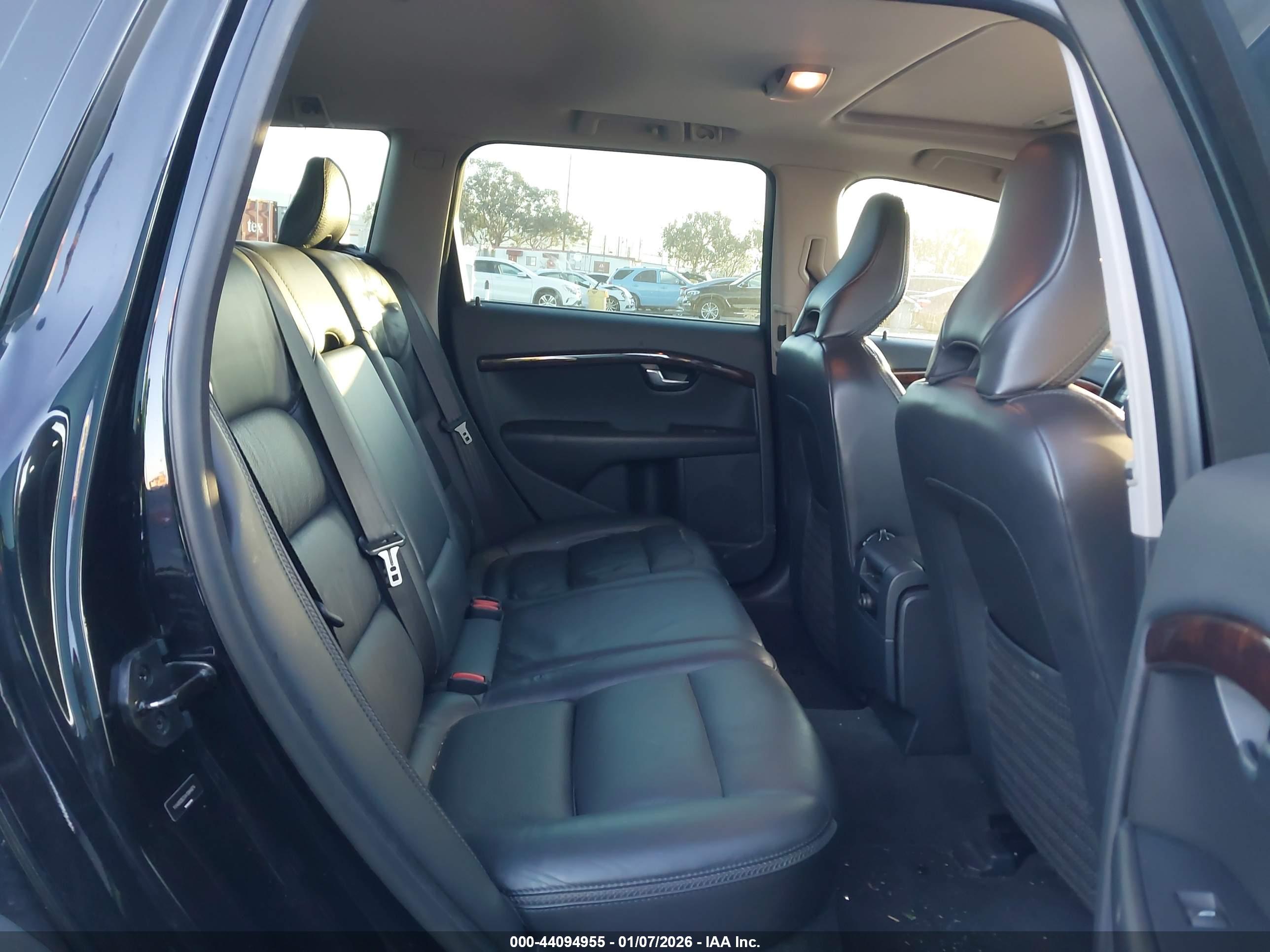 VOLVO XC70 image 8