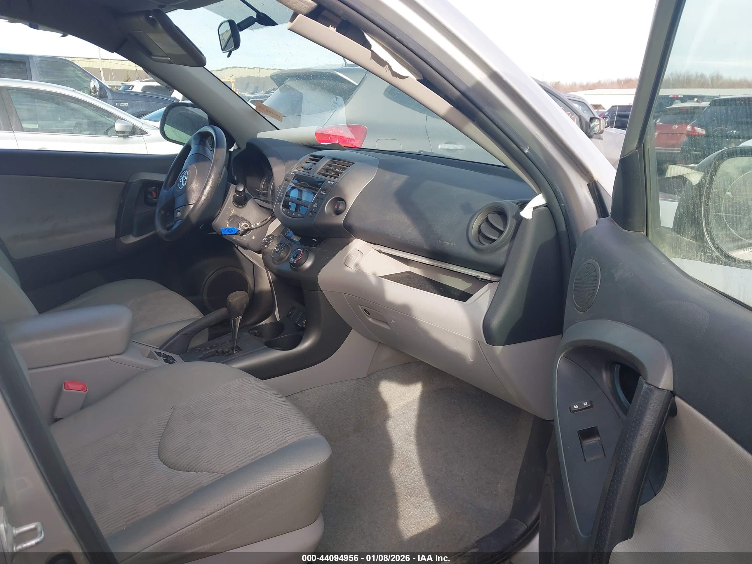 TOYOTA RAV4 image 5