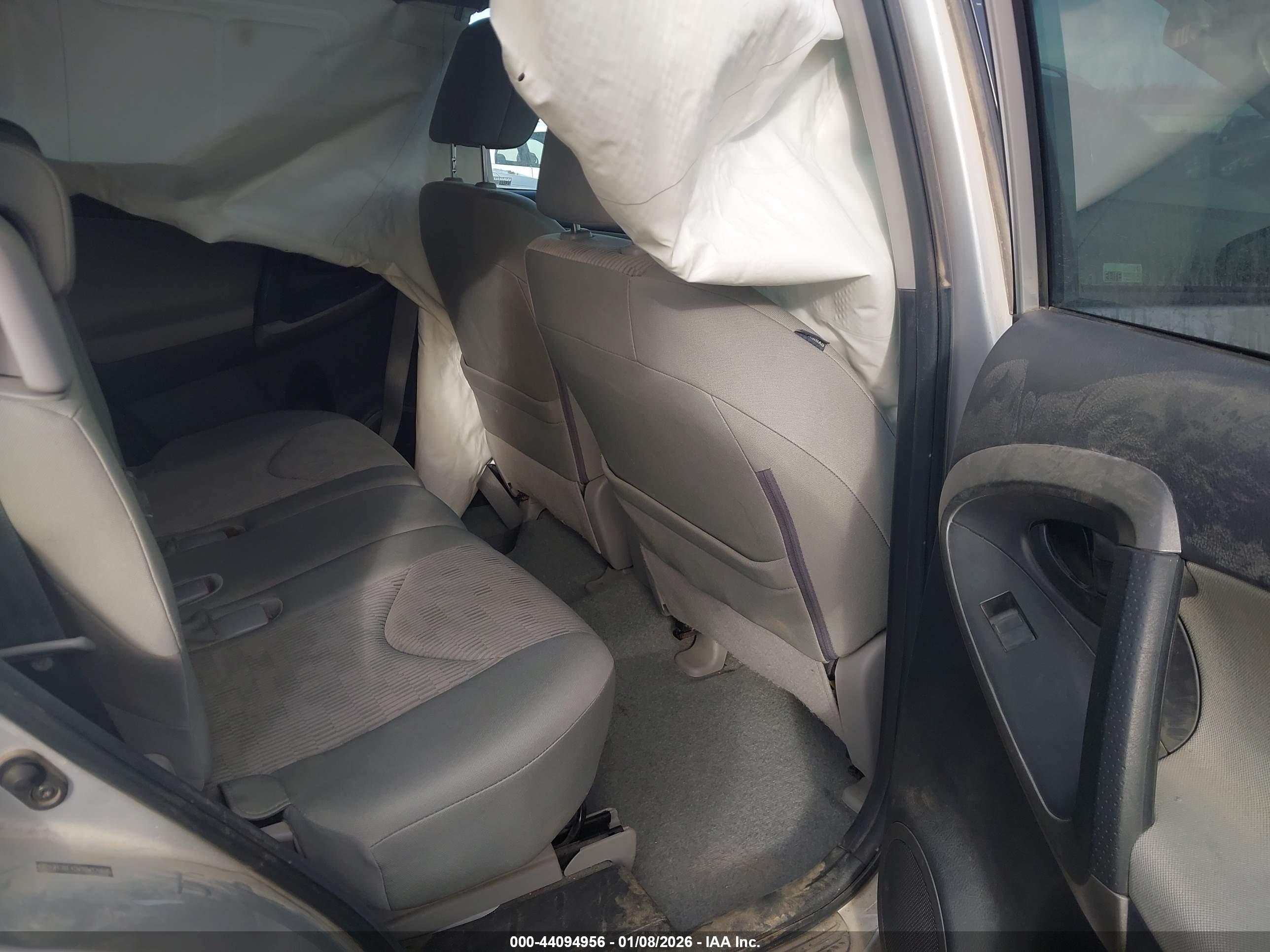 TOYOTA RAV4 image 8