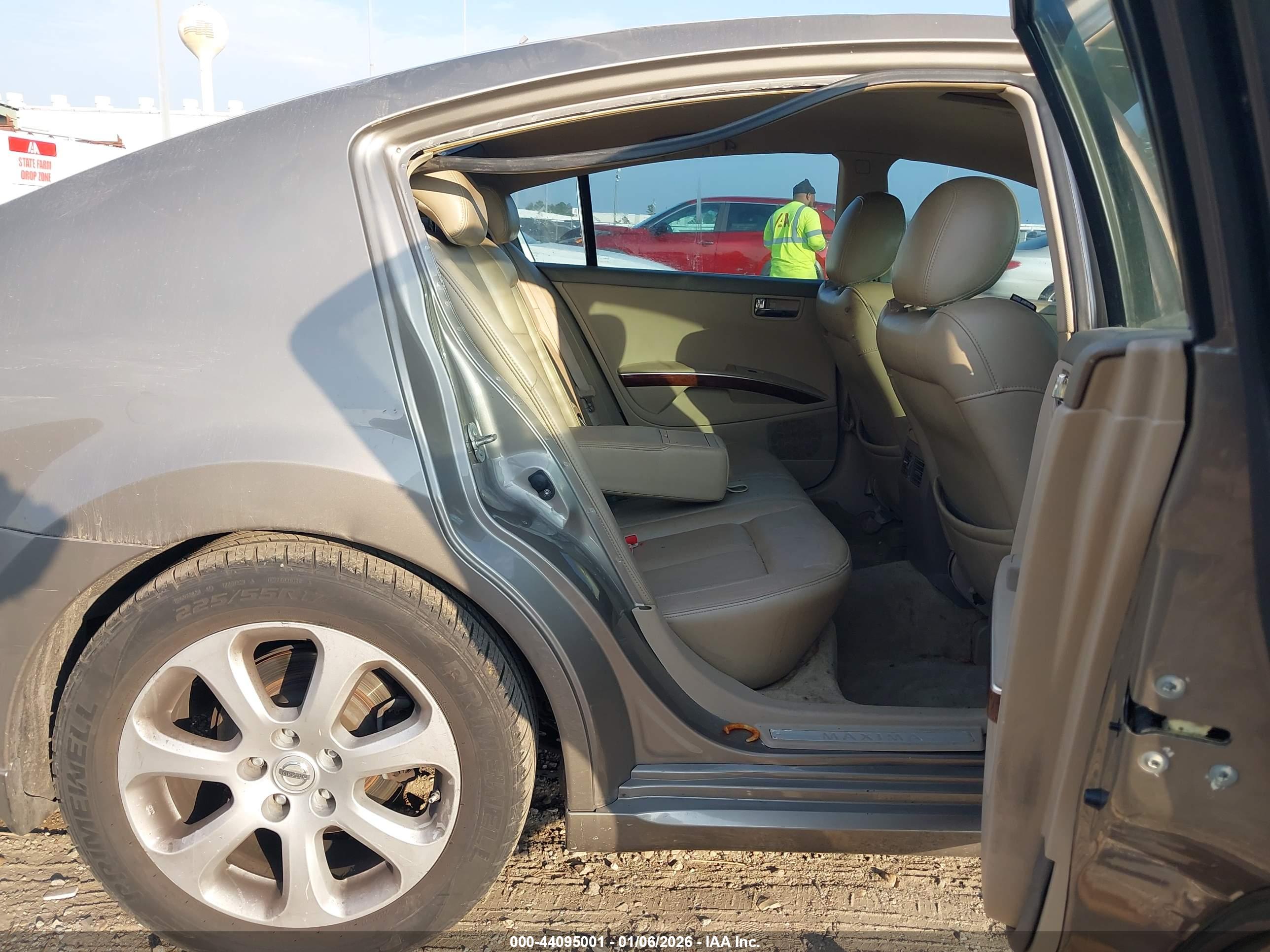 NISSAN MAXIMA image 8