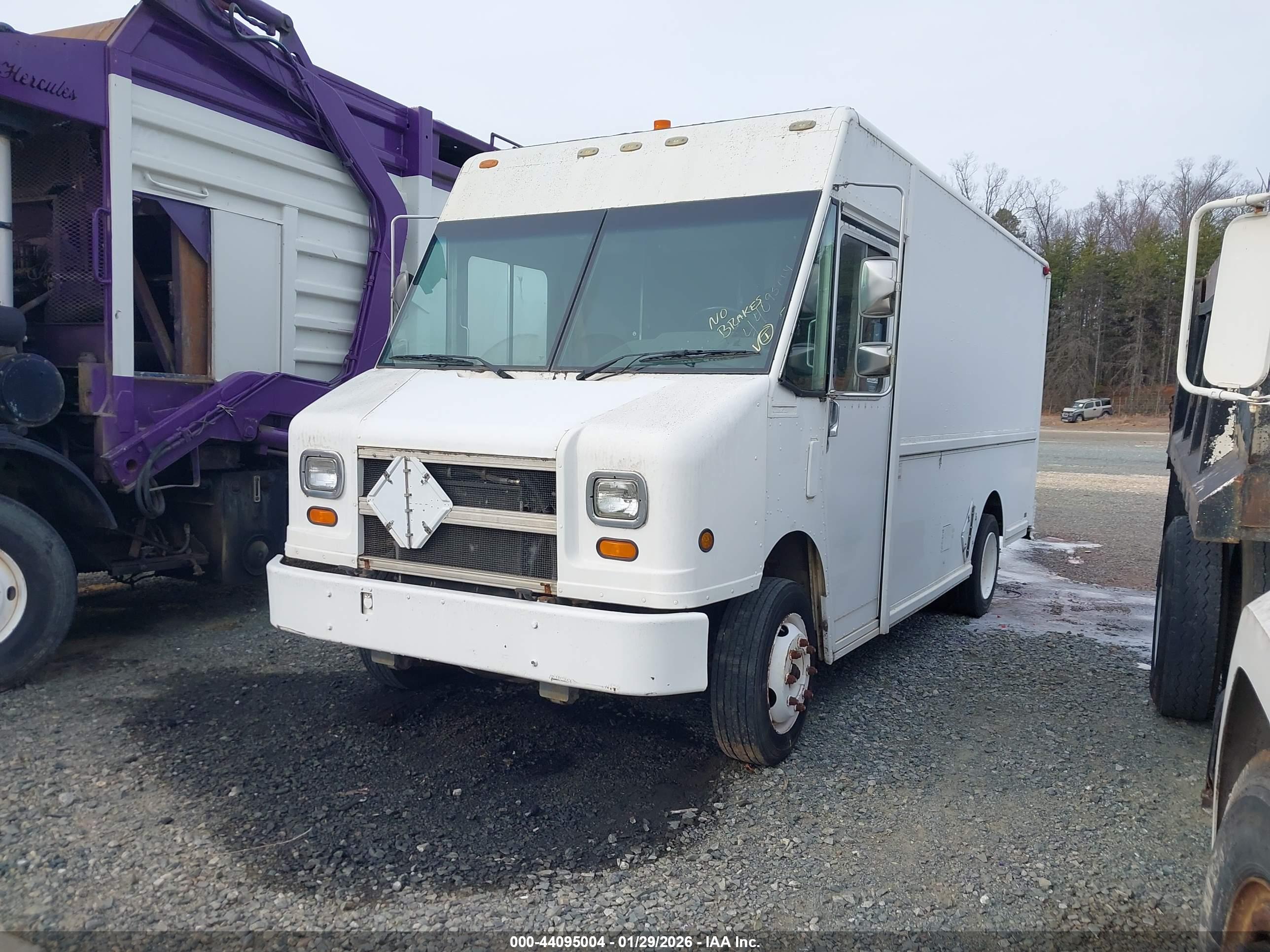 FREIGHTLINER CHASSIS image 2