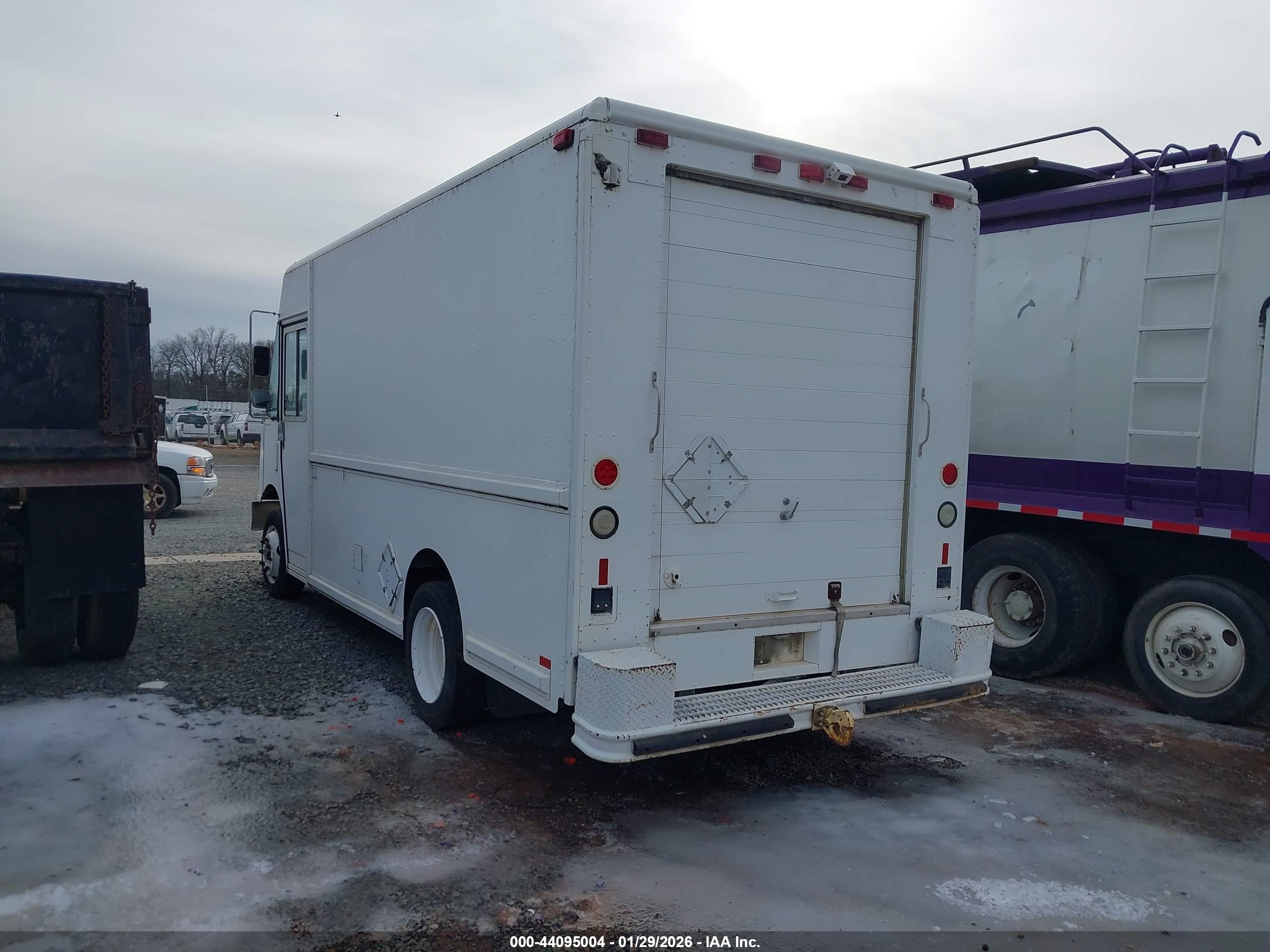 FREIGHTLINER CHASSIS image 3