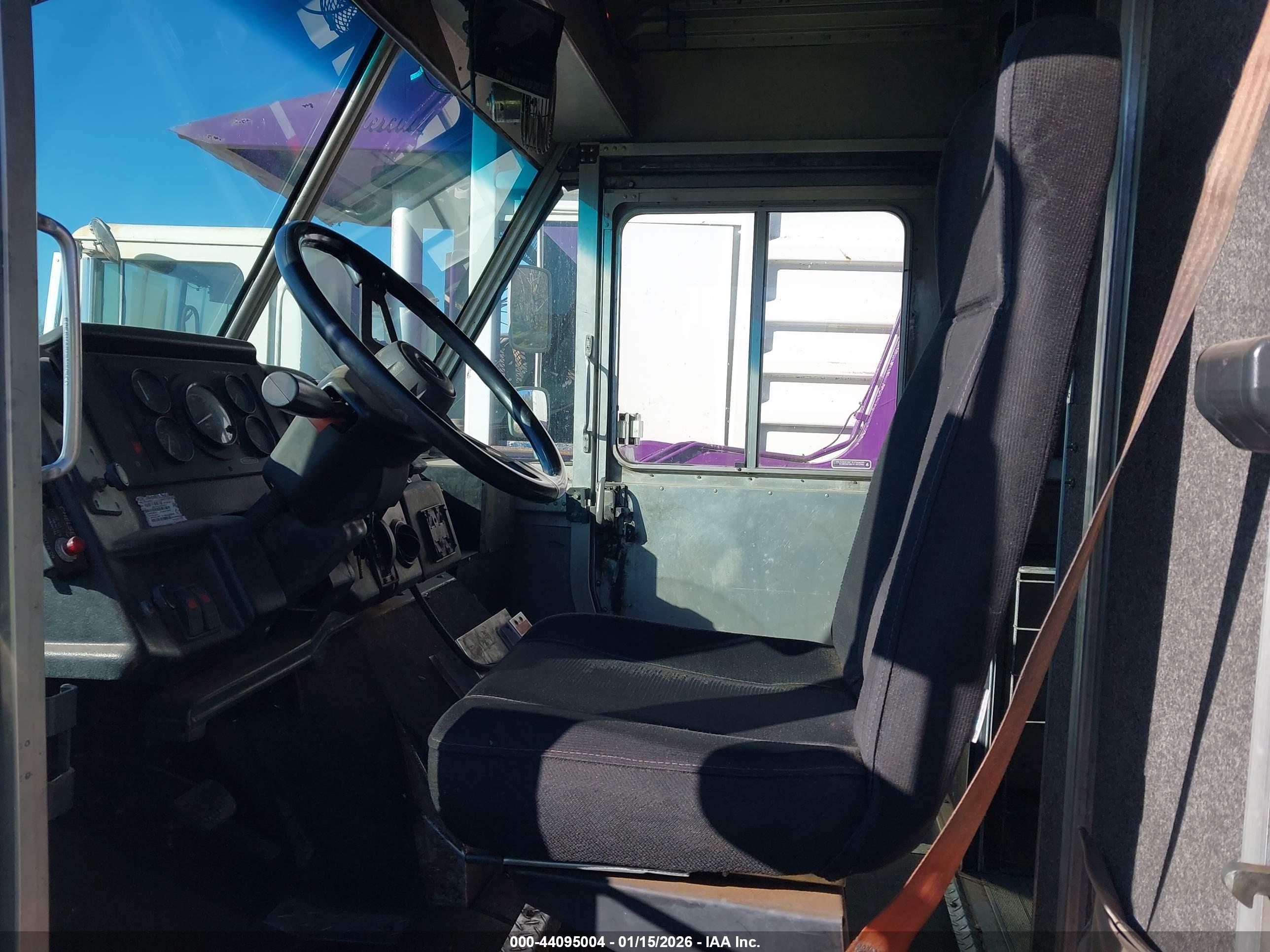 FREIGHTLINER CHASSIS image 7