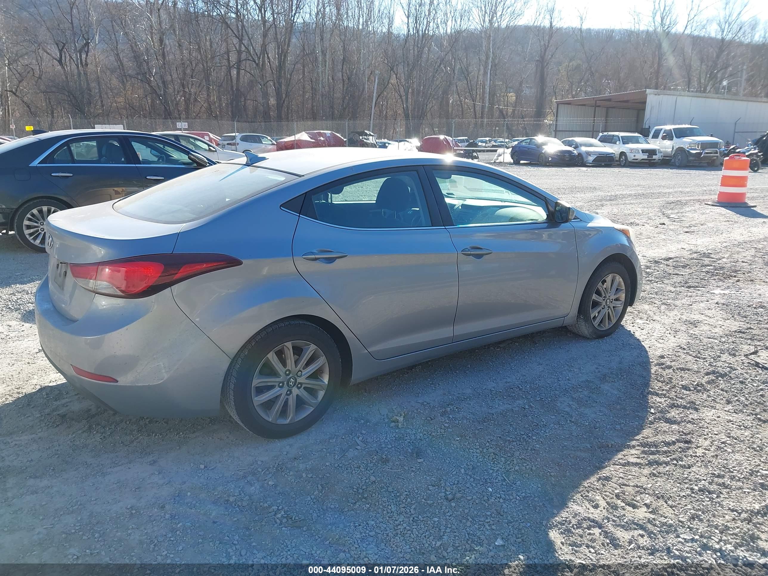 HYUNDAI ELANTRA image 4