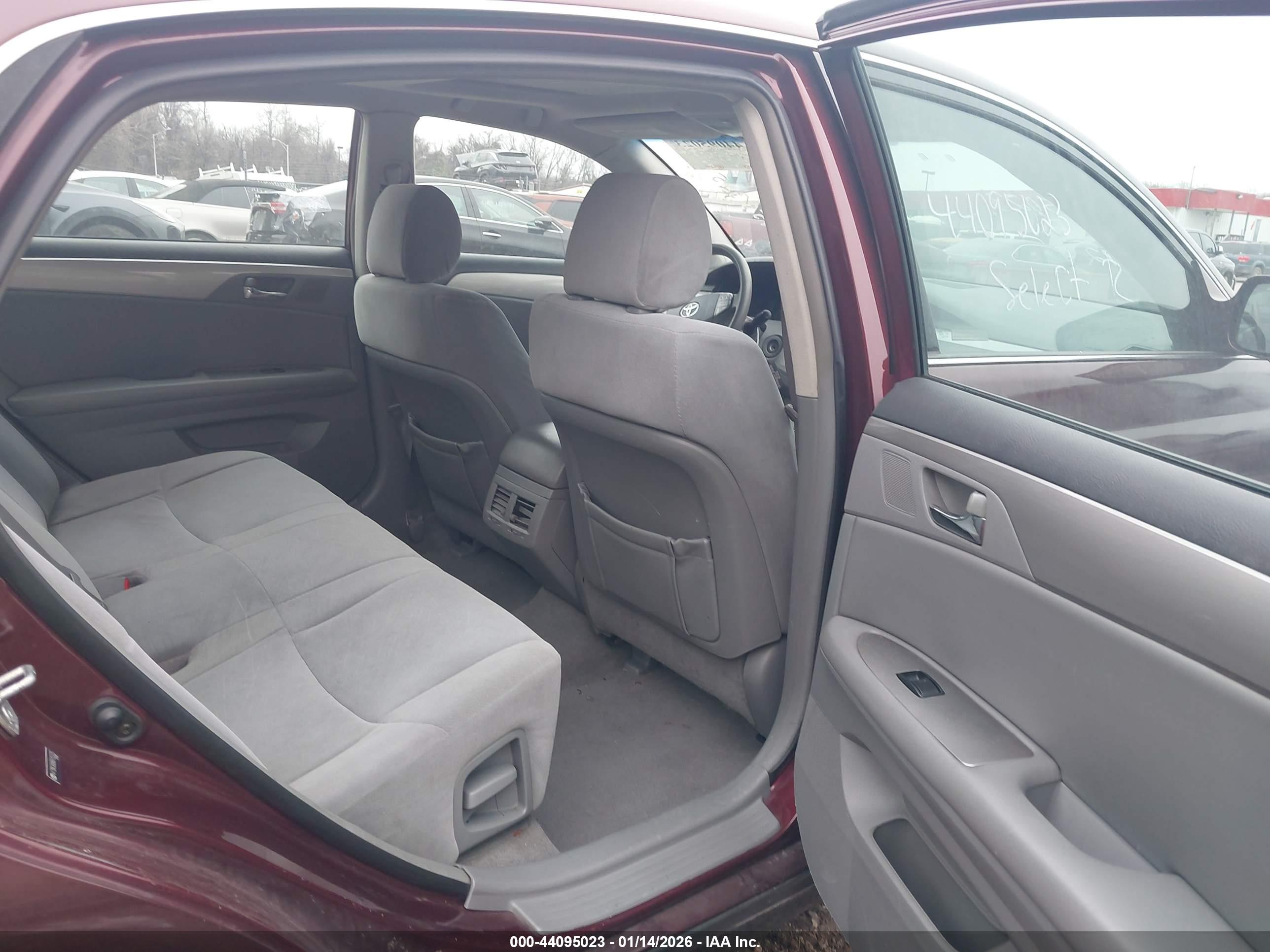 TOYOTA AVALON image 8