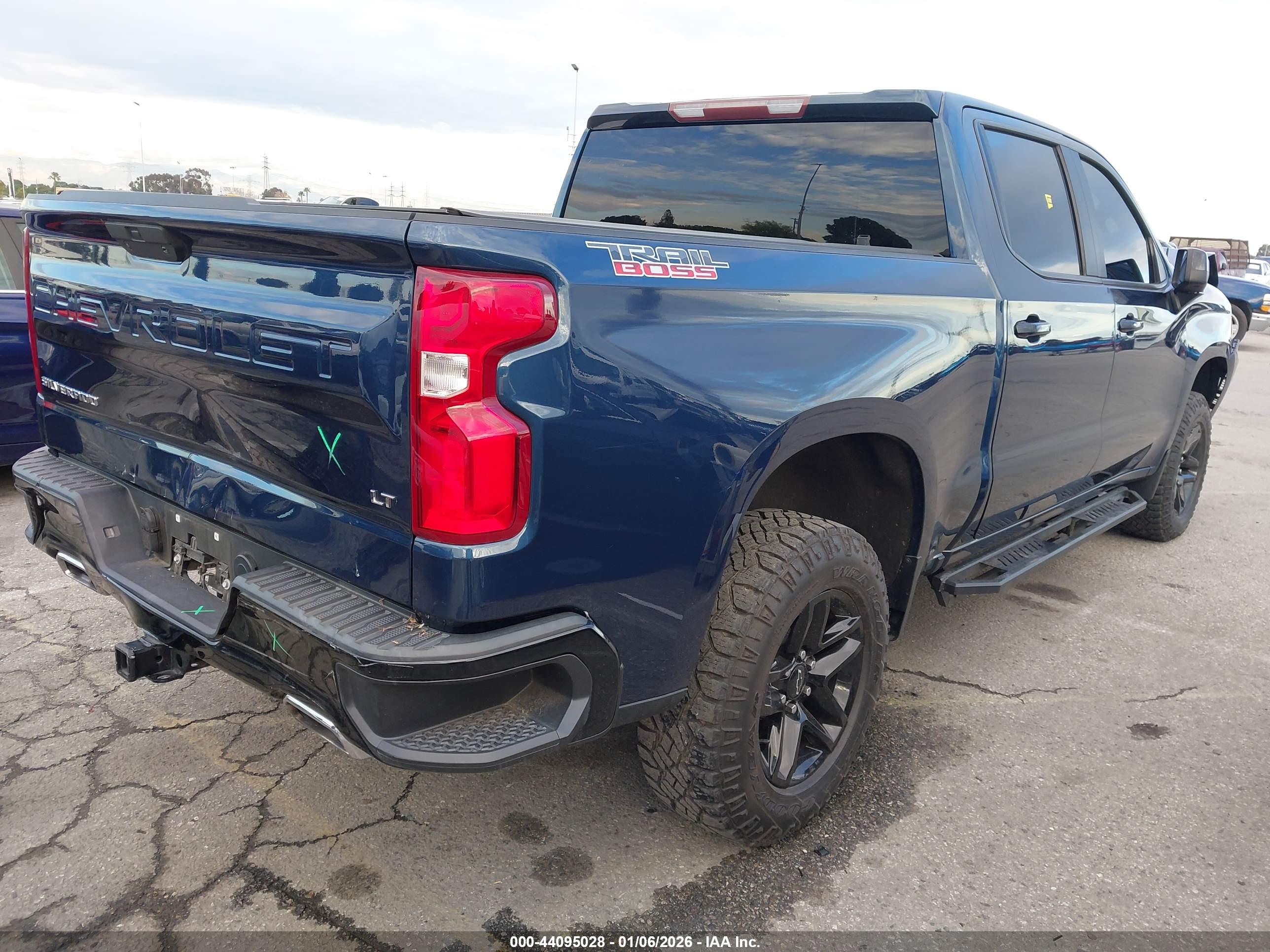 CHEVROLET SILVERADO image 4