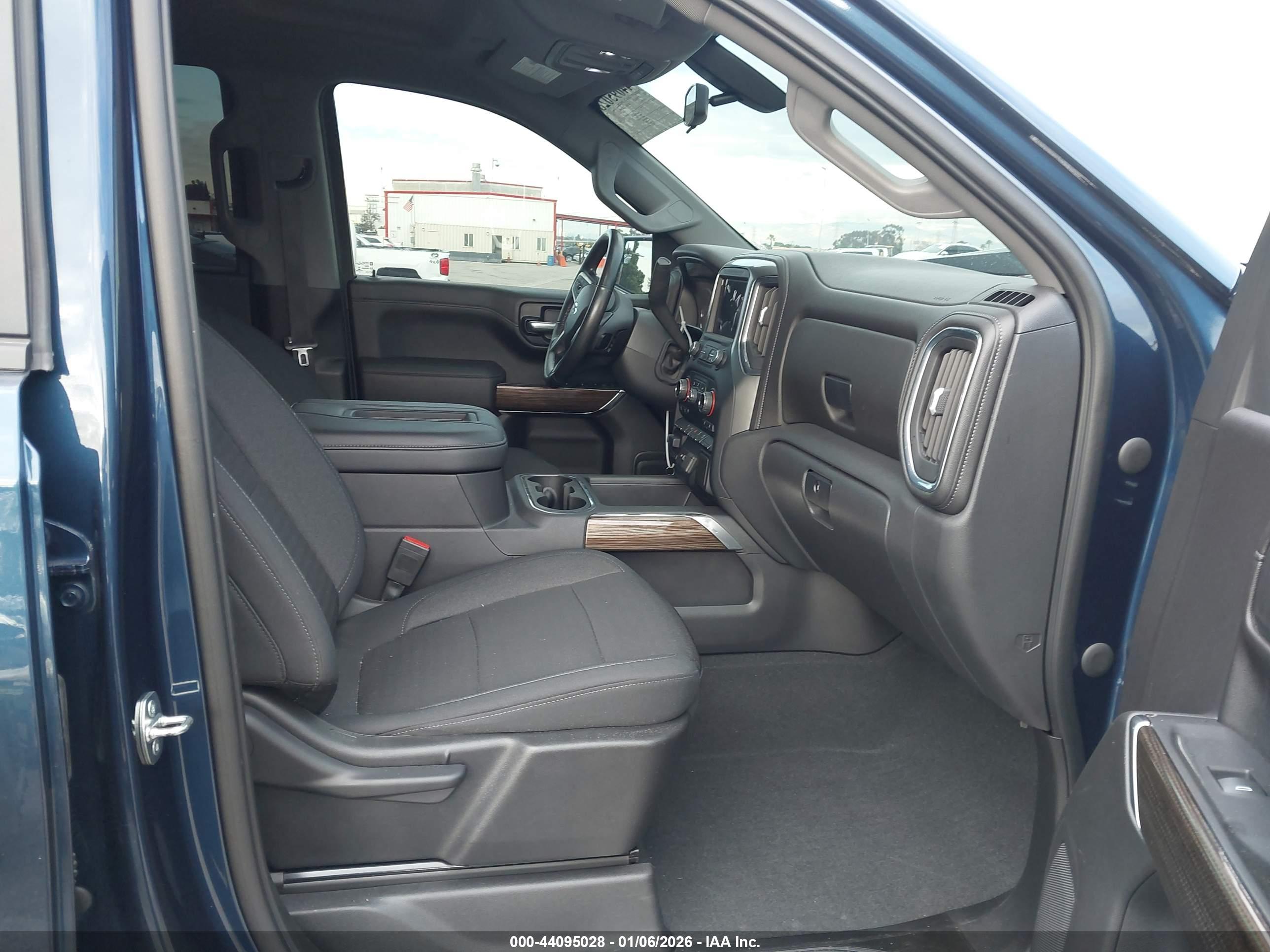 CHEVROLET SILVERADO image 5